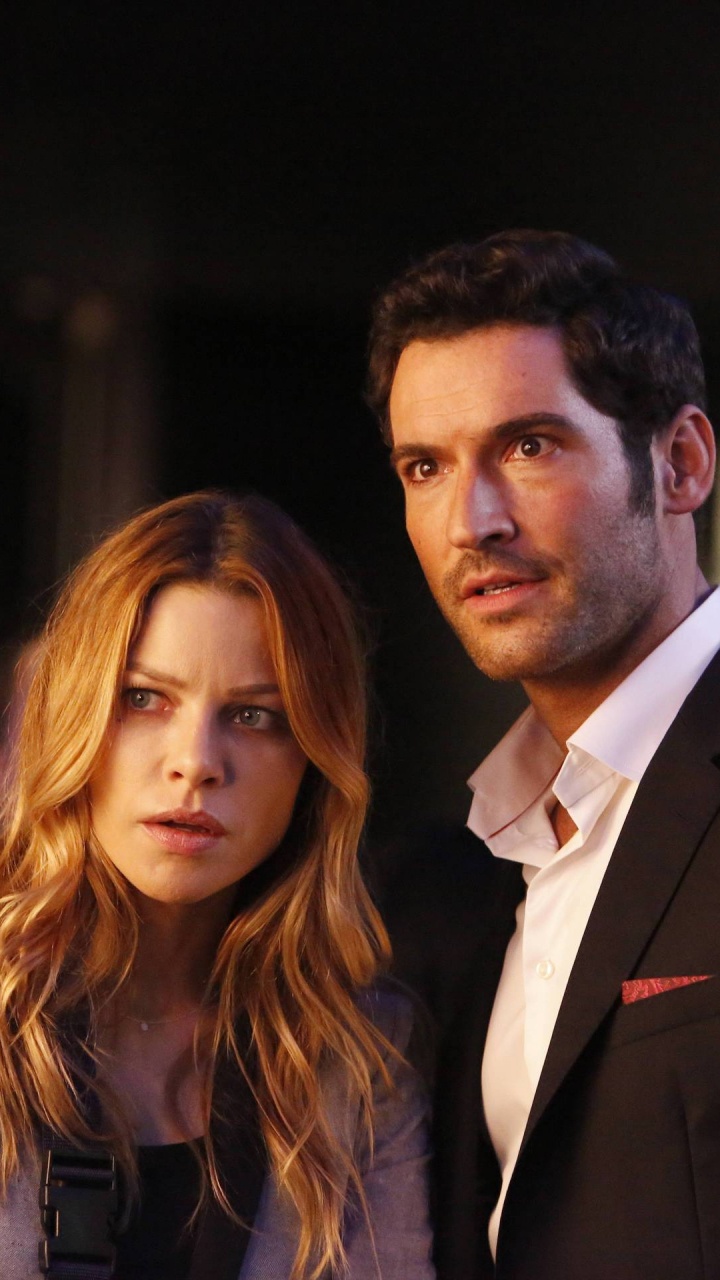 Hombre Con Chaqueta de Traje Negro al Lado de Una Mujer Con Chaqueta Gris. Wallpaper in 720x1280 Resolution