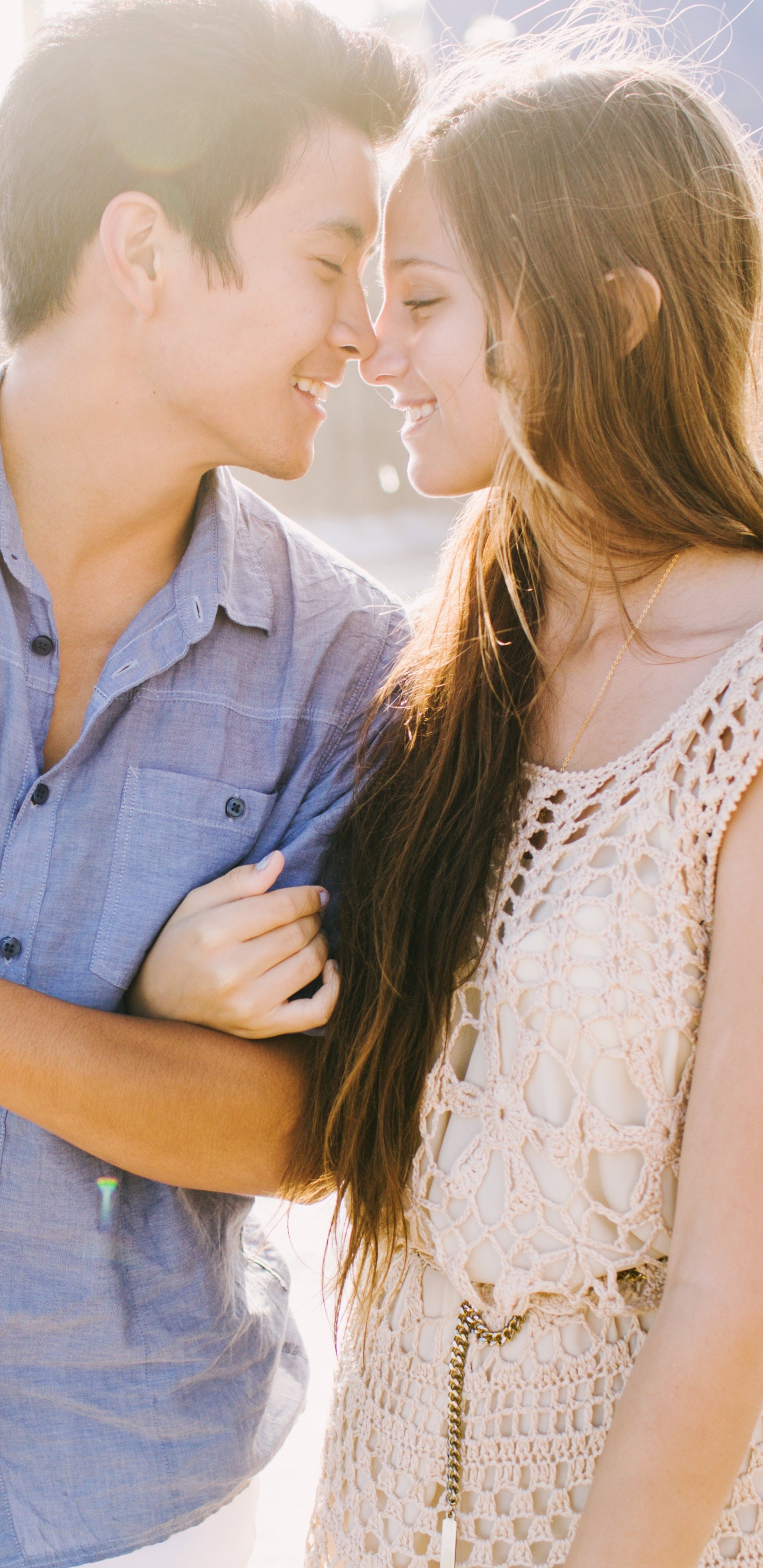 Lune, Amour, Jaune, Interaction, Front. Wallpaper in 1440x2960 Resolution