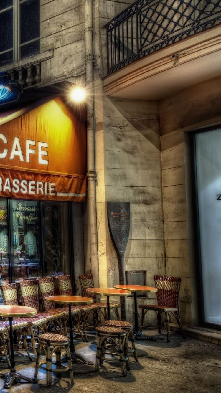 Personnes Assises Sur Une Chaise à L'extérieur du Restaurant Pendant la Journée. Wallpaper in 750x1334 Resolution