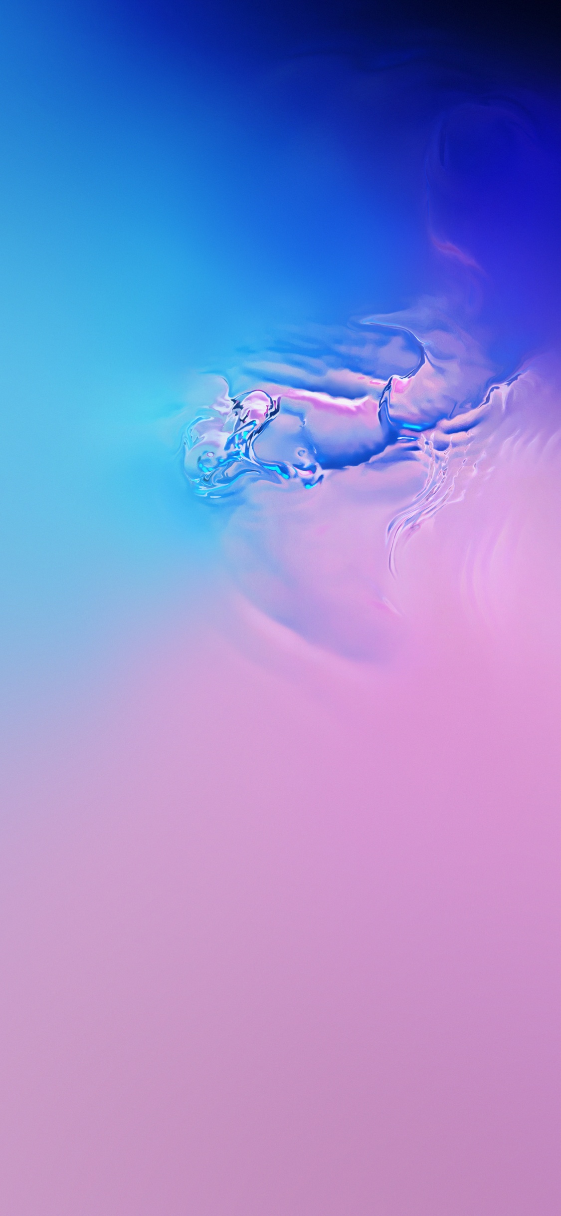 Hombre en Pantalones Cortos Azules y Blancos en el Agua. Wallpaper in 1125x2436 Resolution