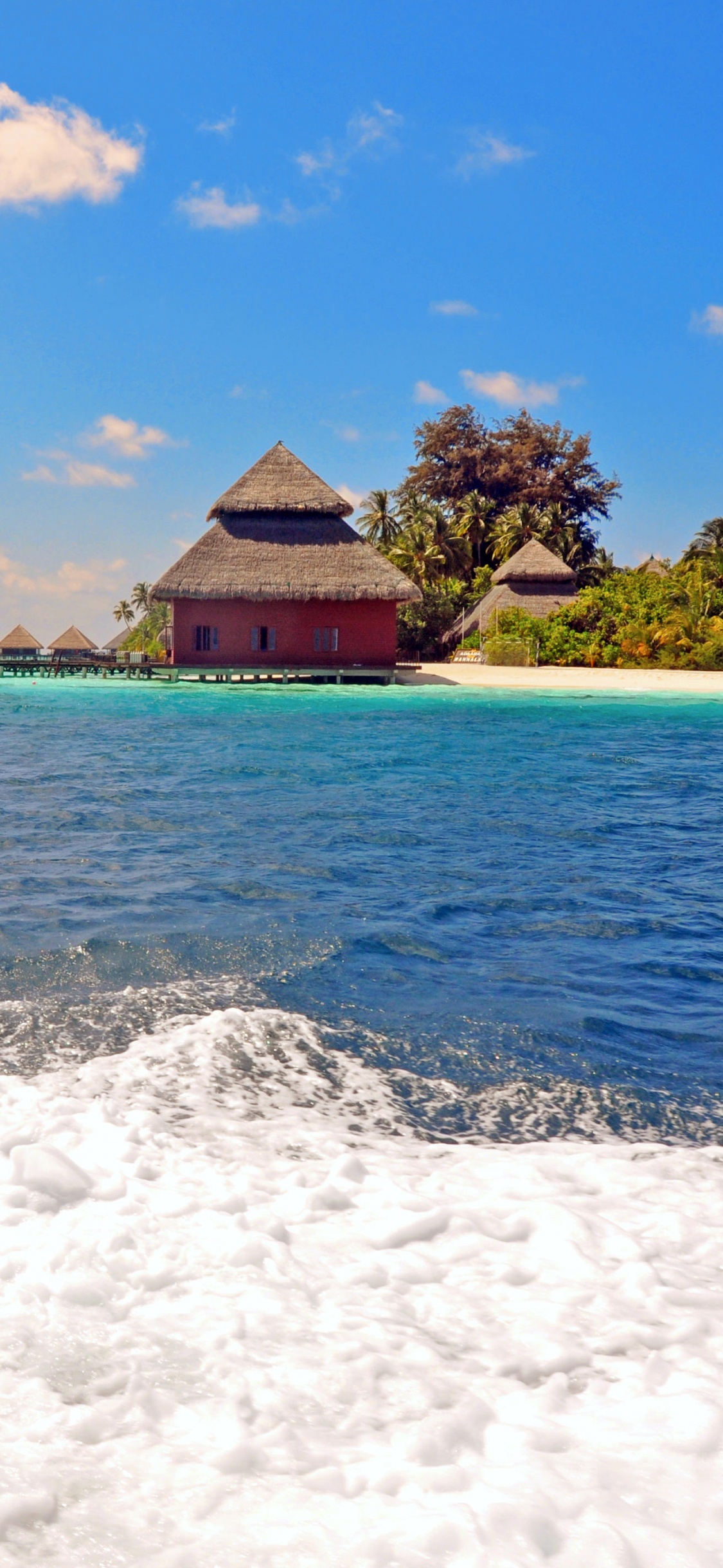 Casa de Madera Marrón en la Playa Durante el Día. Wallpaper in 1125x2436 Resolution