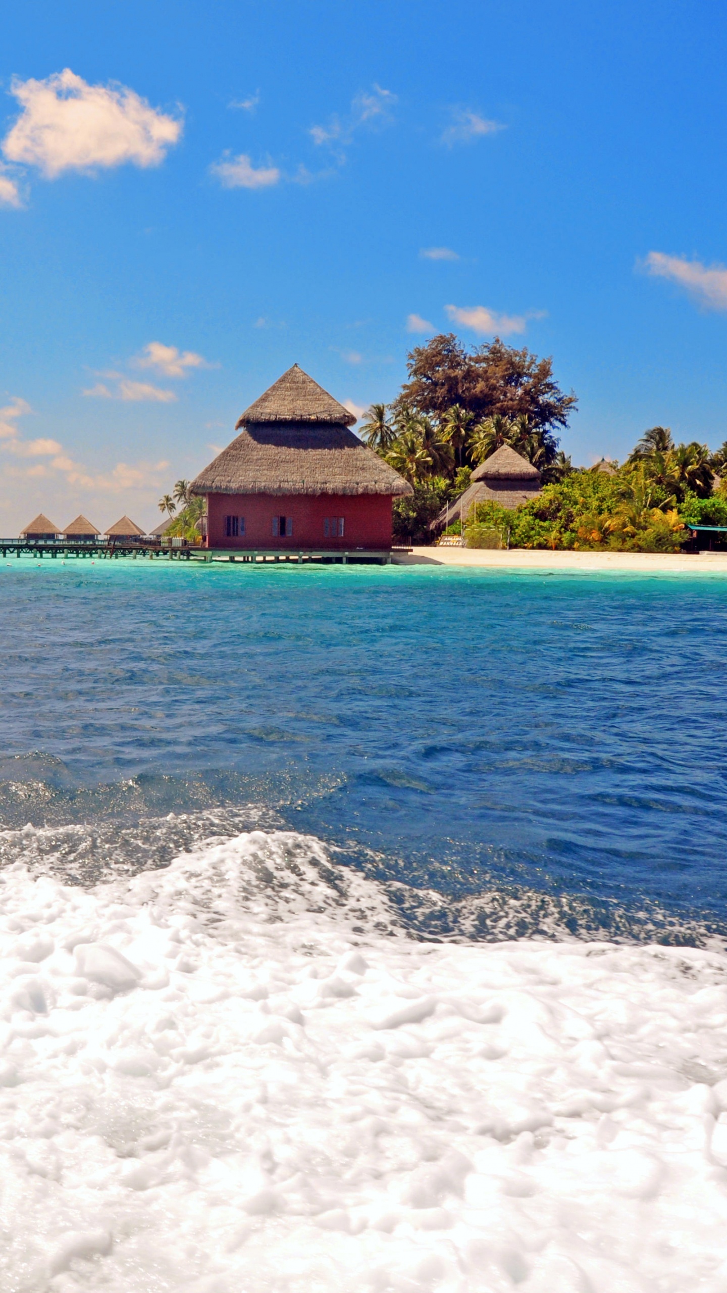 Maison en Bois Brune Sur la Plage Pendant la Journée. Wallpaper in 1440x2560 Resolution