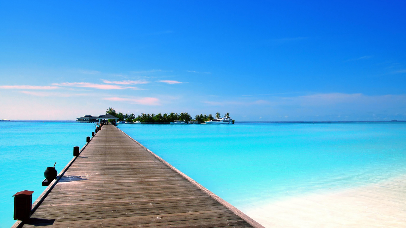 Braunes Holzdock Auf Blauem Meer Unter Blauem Himmel Tagsüber. Wallpaper in 1366x768 Resolution
