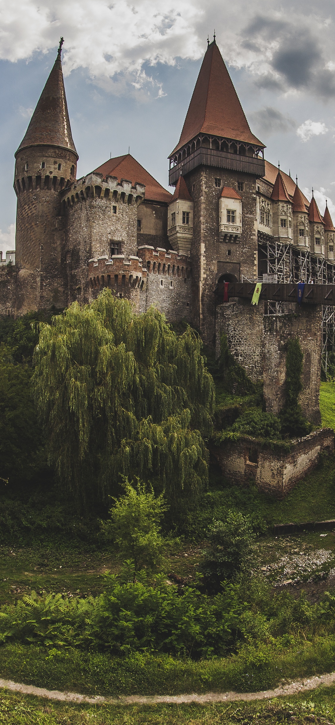 Braunes Und Graues Betonschloss Unter Bewölktem Himmel Tagsüber. Wallpaper in 1125x2436 Resolution