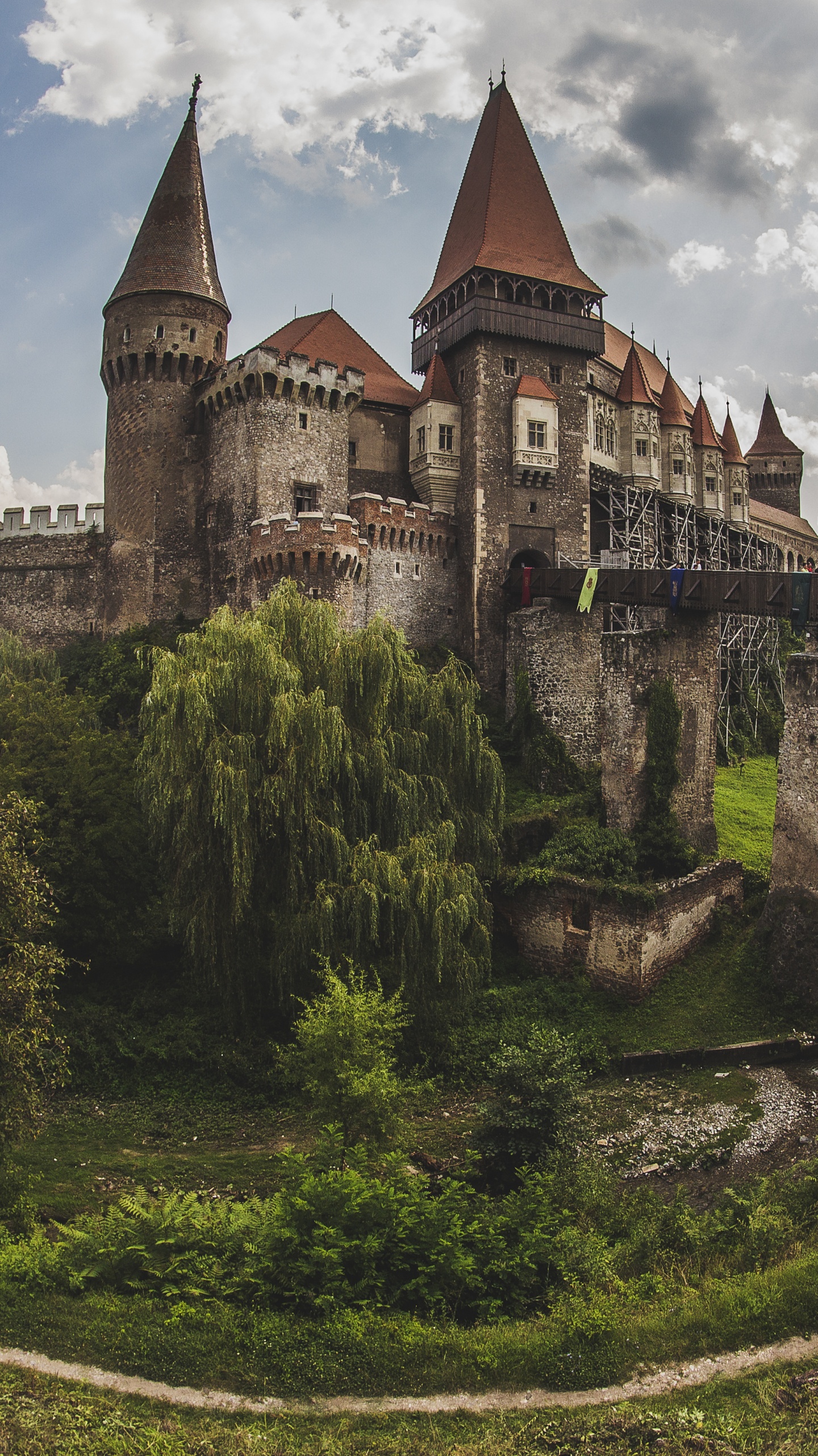 Brown and Gray Concrete Castle Under Cloudy Sky During Daytime. Wallpaper in 1440x2560 Resolution