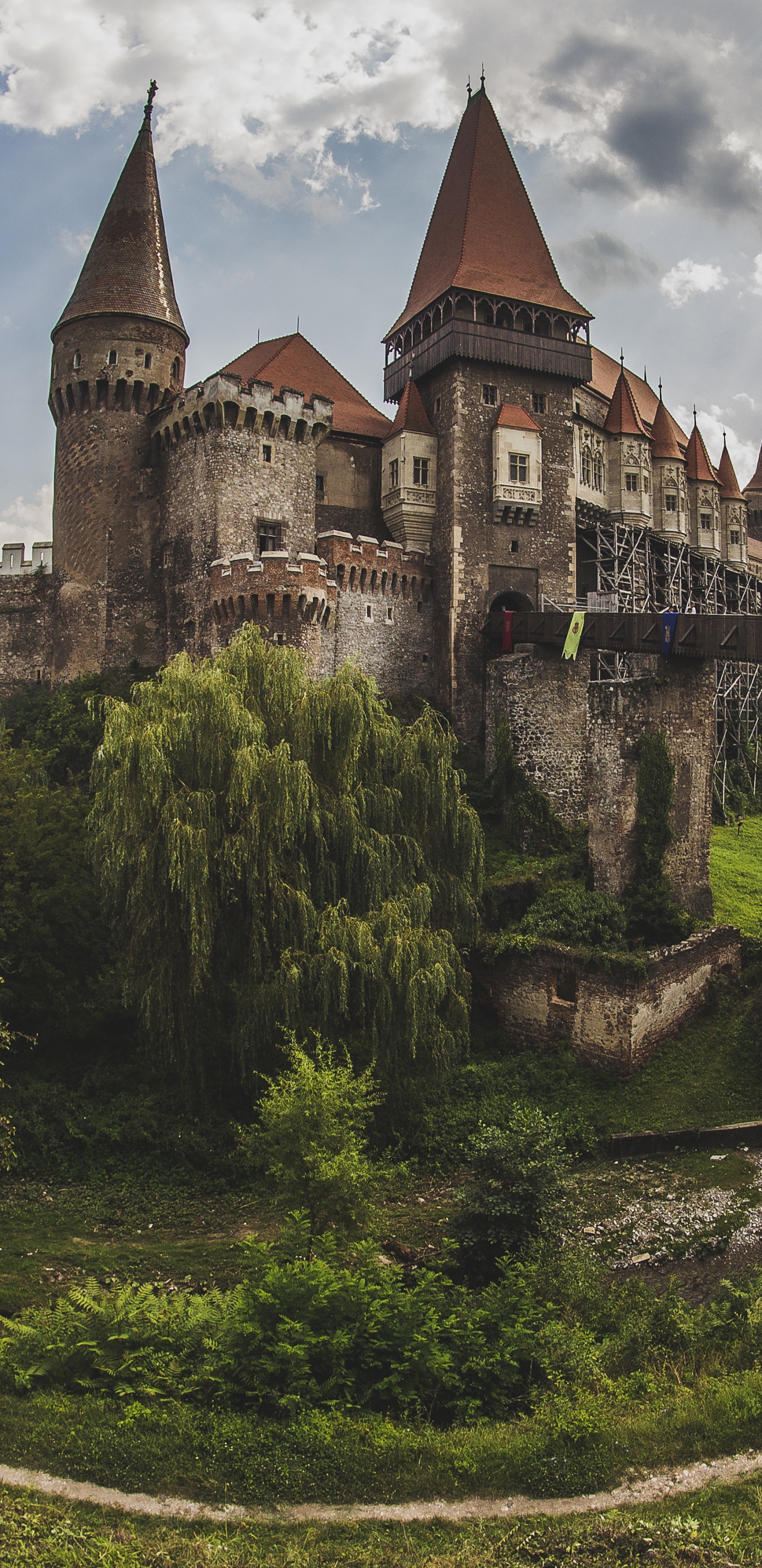 Brown and Gray Concrete Castle Under Cloudy Sky During Daytime. Wallpaper in 1440x2960 Resolution