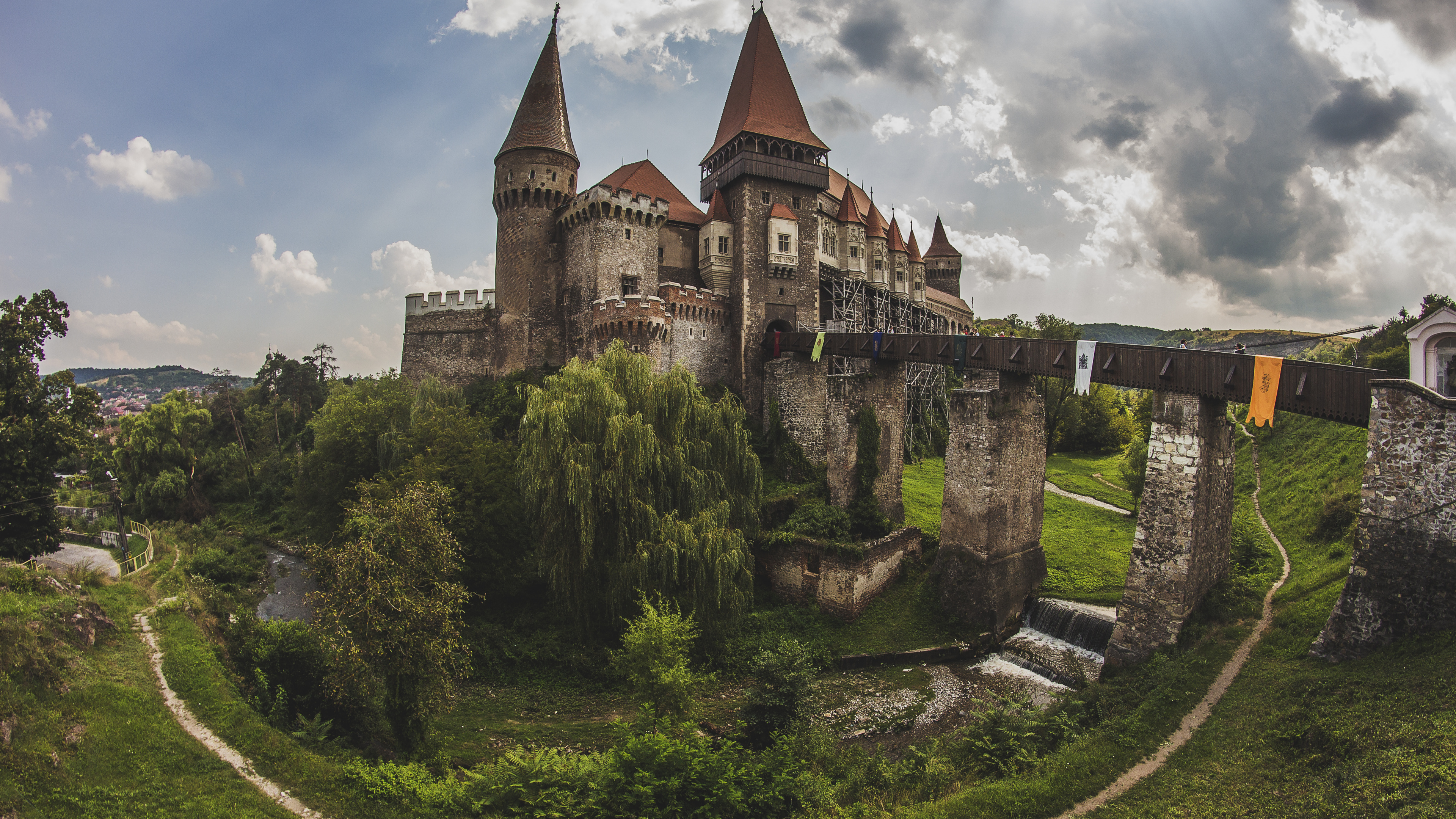 Brown and Gray Concrete Castle Under Cloudy Sky During Daytime. Wallpaper in 3840x2160 Resolution