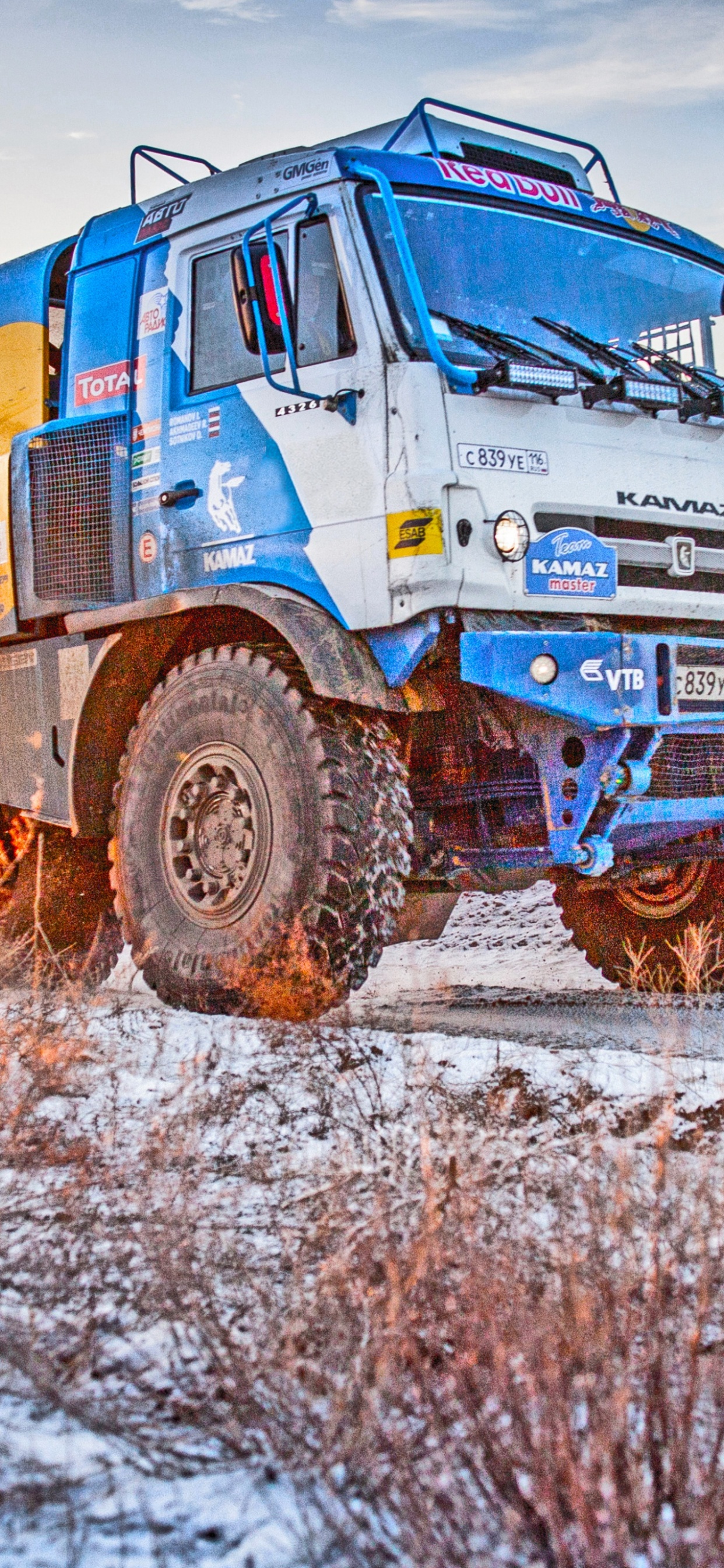 Camion Bleu et Blanc Sur Sol Couvert de Neige Pendant la Journée. Wallpaper in 1242x2688 Resolution