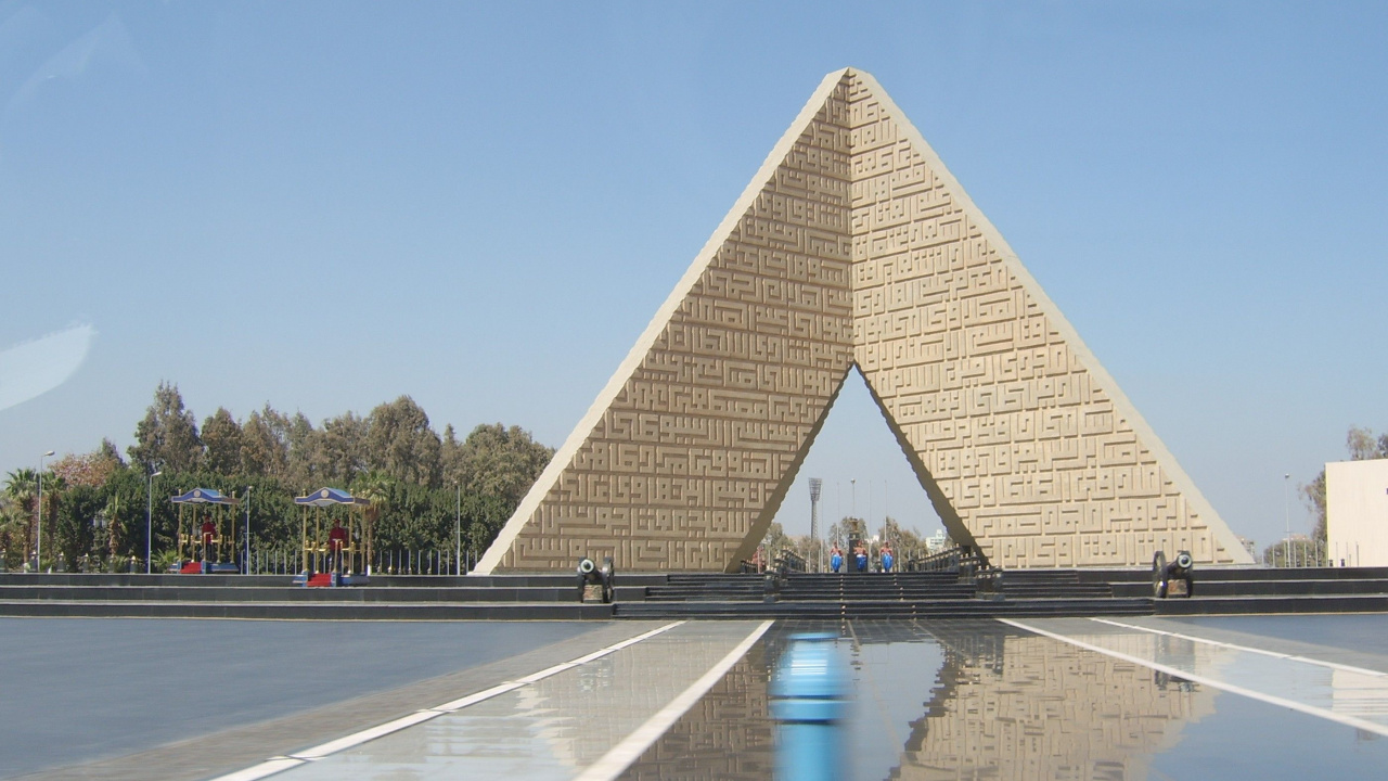 Pyramide Brune Sous Ciel Bleu Pendant la Journée. Wallpaper in 1280x720 Resolution