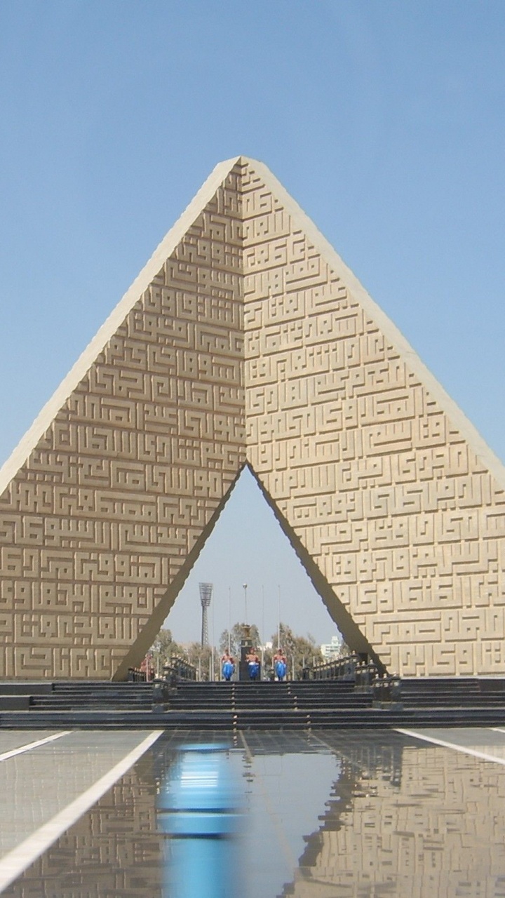 Pyramide Brune Sous Ciel Bleu Pendant la Journée. Wallpaper in 720x1280 Resolution