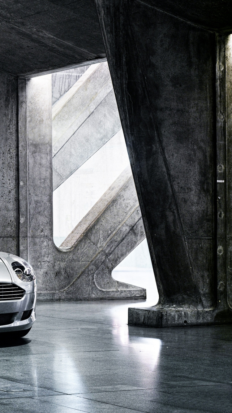 Silberner Porsche 911 in Einem Tunnel Geparkt. Wallpaper in 750x1334 Resolution