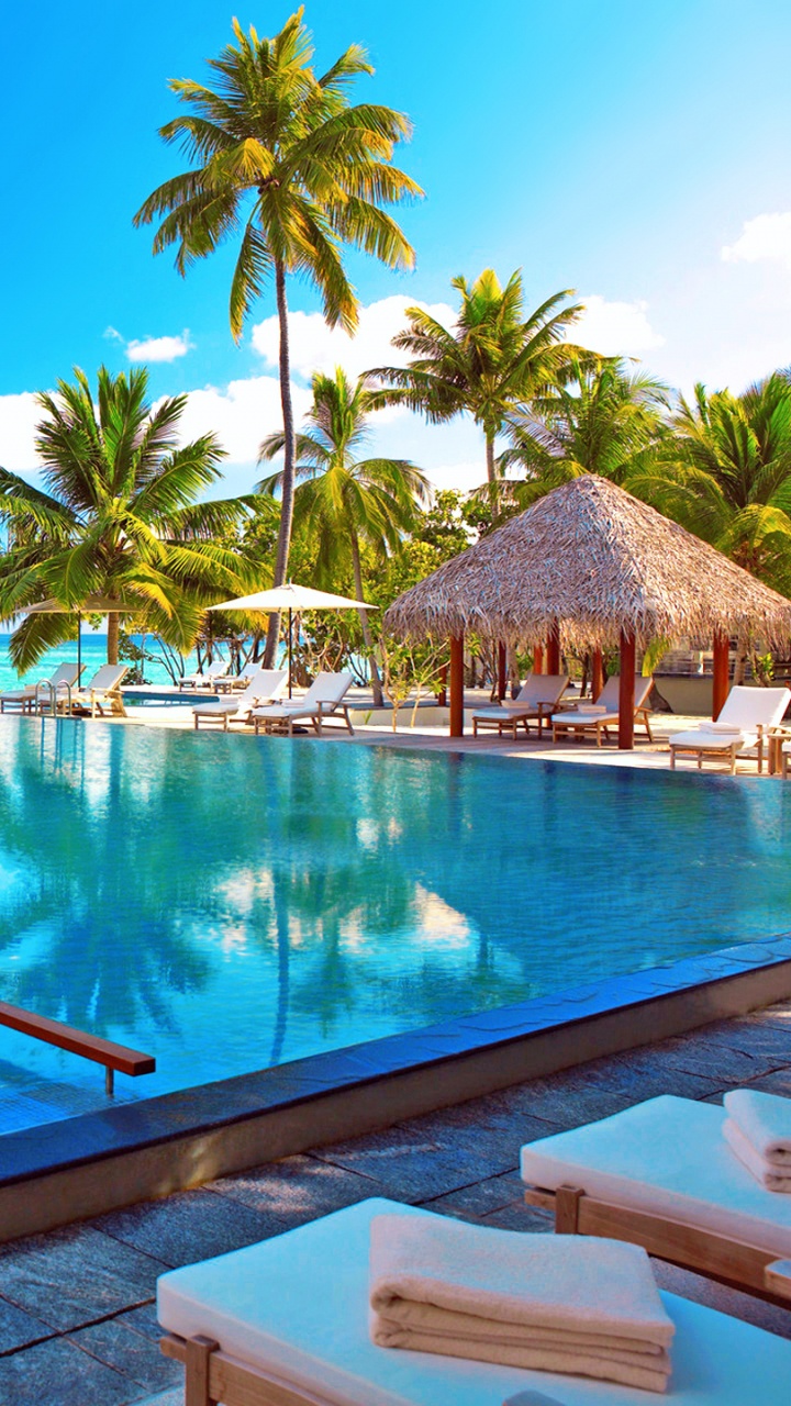 Braunes Holzboot Auf Blauem Meerwasser Tagsüber. Wallpaper in 720x1280 Resolution