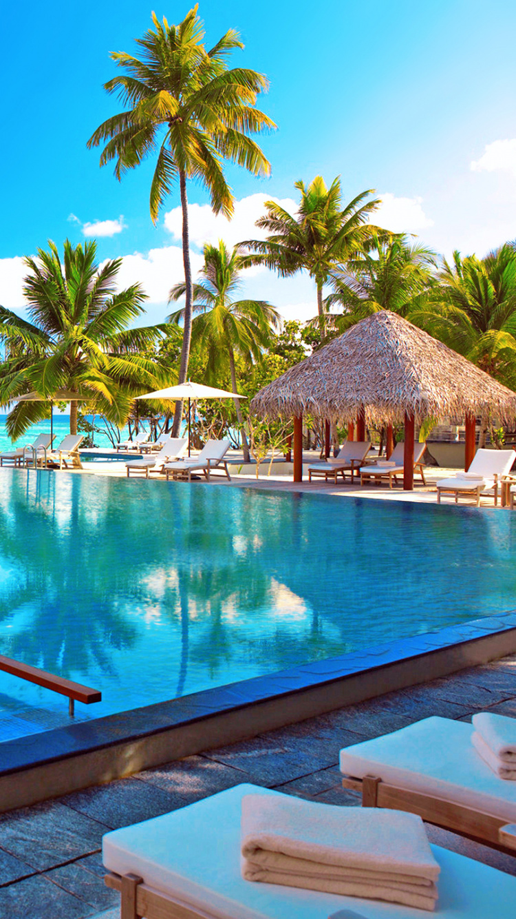 Braunes Holzboot Auf Blauem Meerwasser Tagsüber. Wallpaper in 750x1334 Resolution