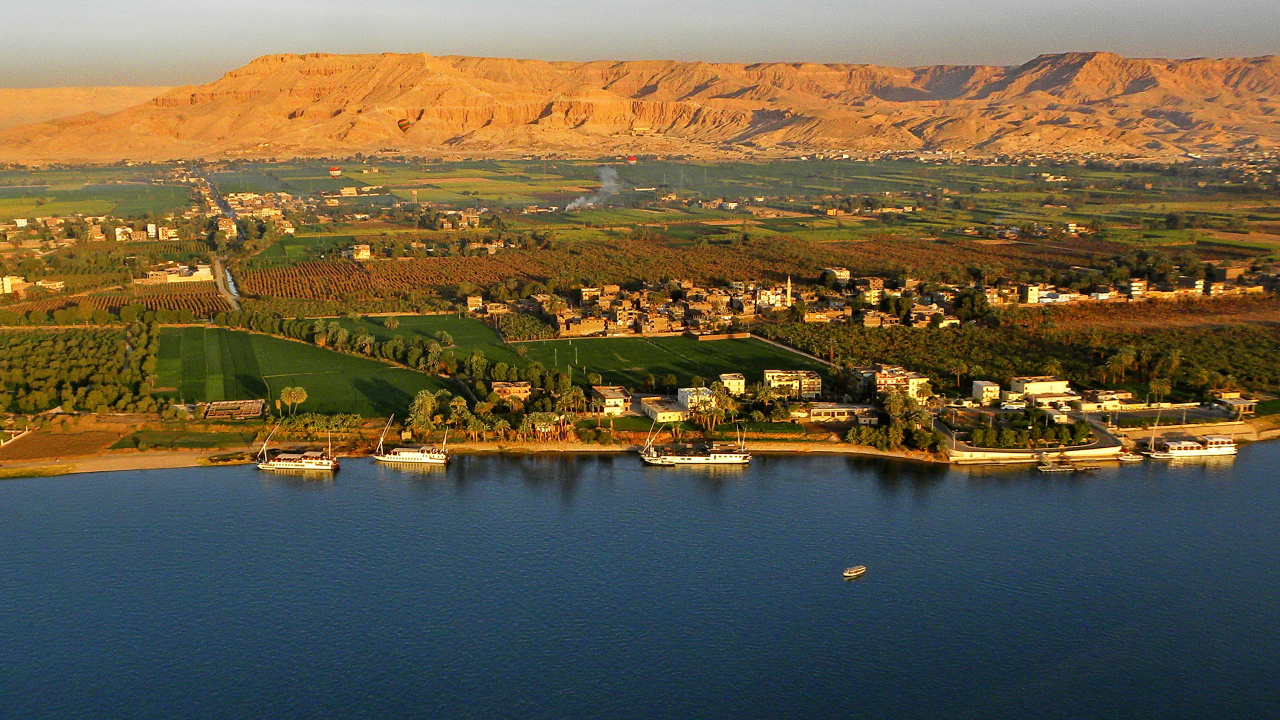 Vue Aérienne Des Montagnes Vertes et Brunes Près du Plan D'eau Pendant la Journée. Wallpaper in 1280x720 Resolution