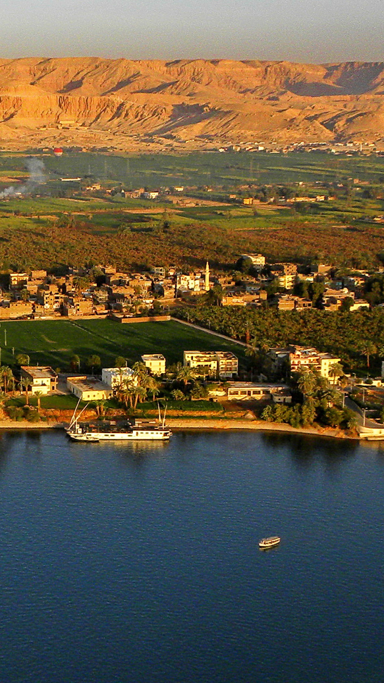 Vue Aérienne Des Montagnes Vertes et Brunes Près du Plan D'eau Pendant la Journée. Wallpaper in 750x1334 Resolution