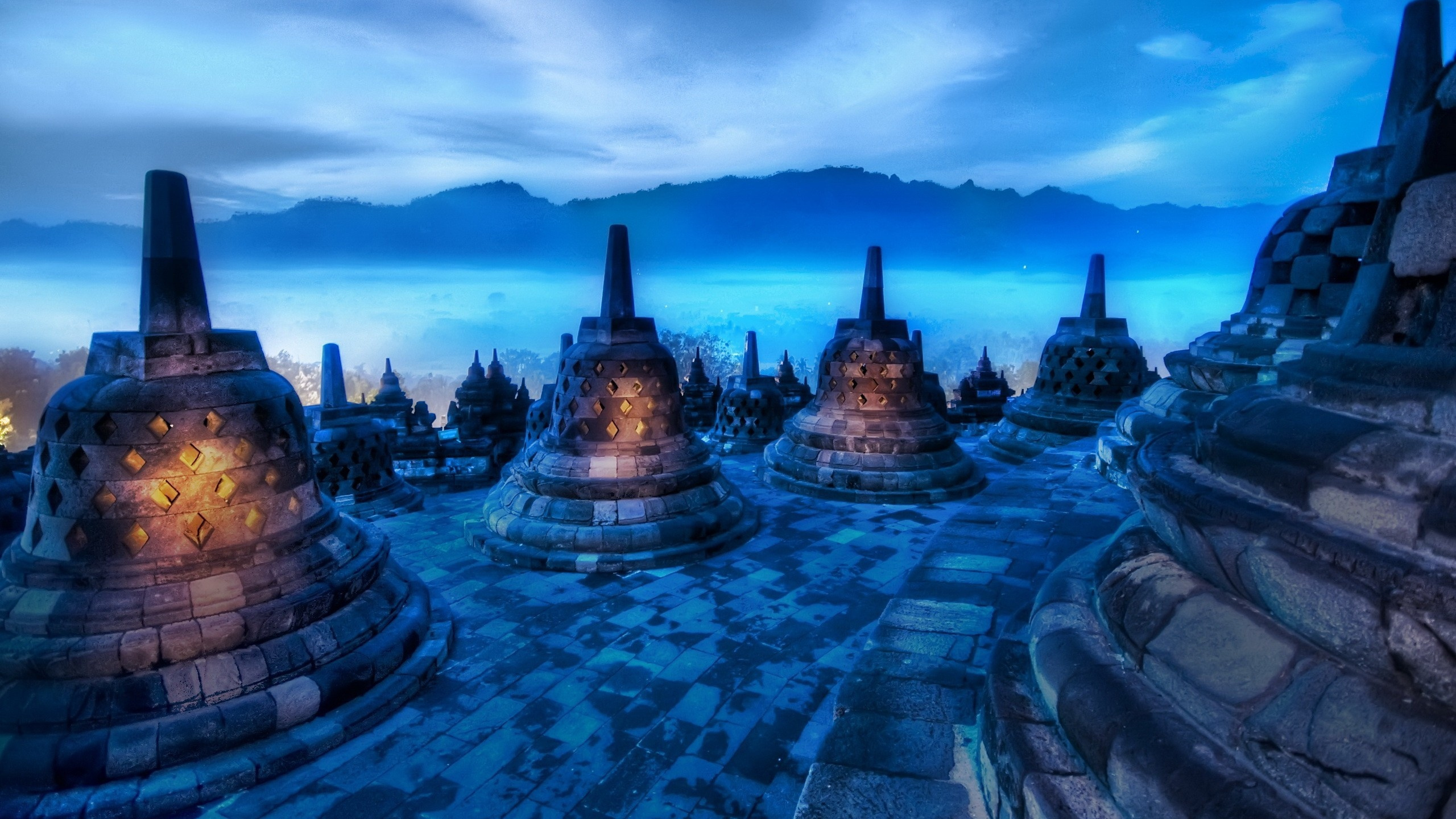 Edificio de Hormigón Marrón y Azul Bajo un Cielo Azul. Wallpaper in 2560x1440 Resolution