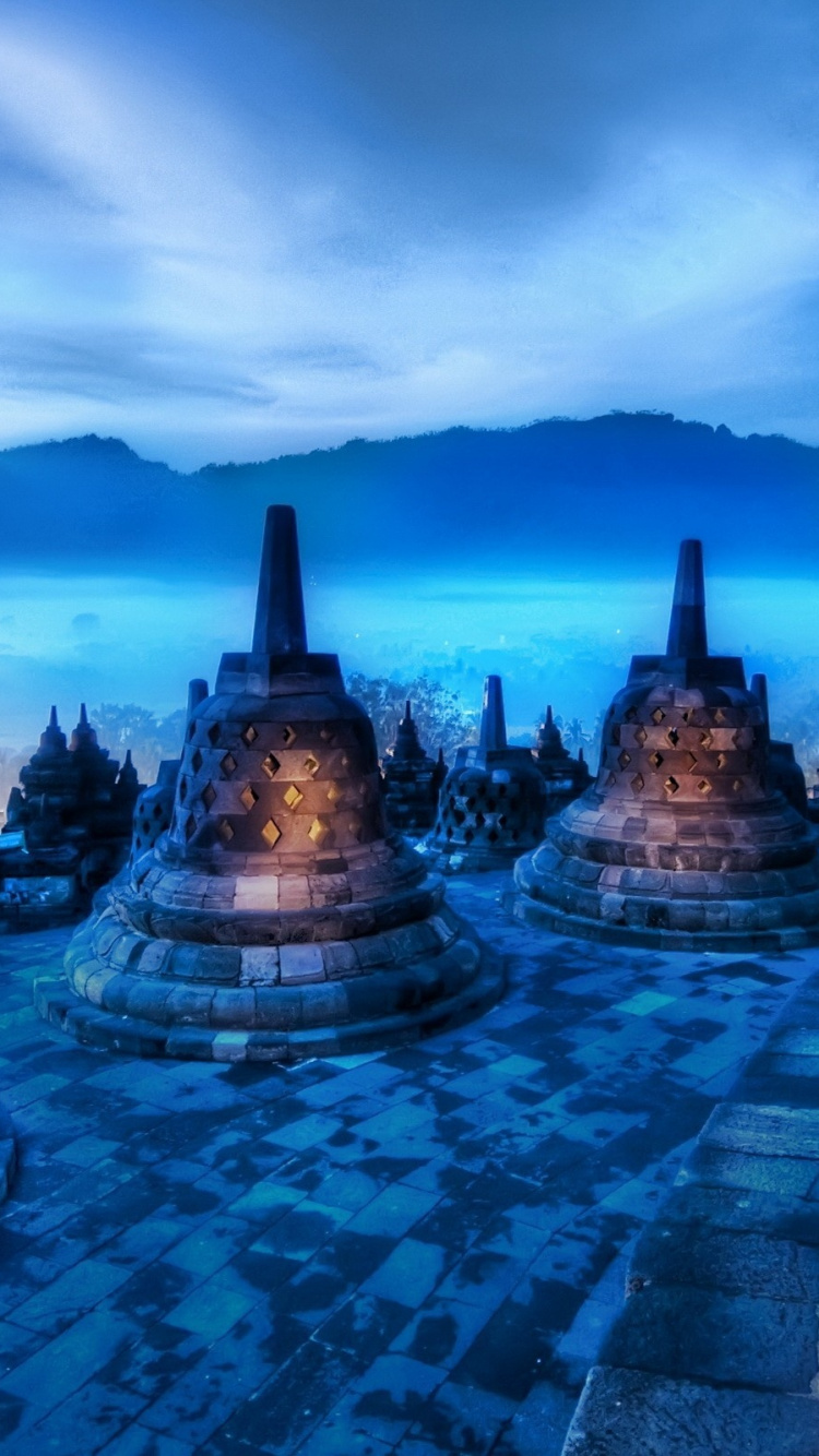 Bâtiment en Béton Marron et Bleu Sous Ciel Bleu. Wallpaper in 750x1334 Resolution