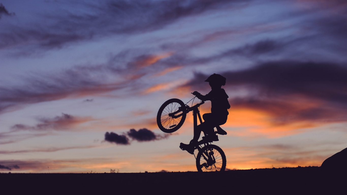 Silhouette D'homme Faisant du Vélo Pendant le Coucher du Soleil. Wallpaper in 1366x768 Resolution
