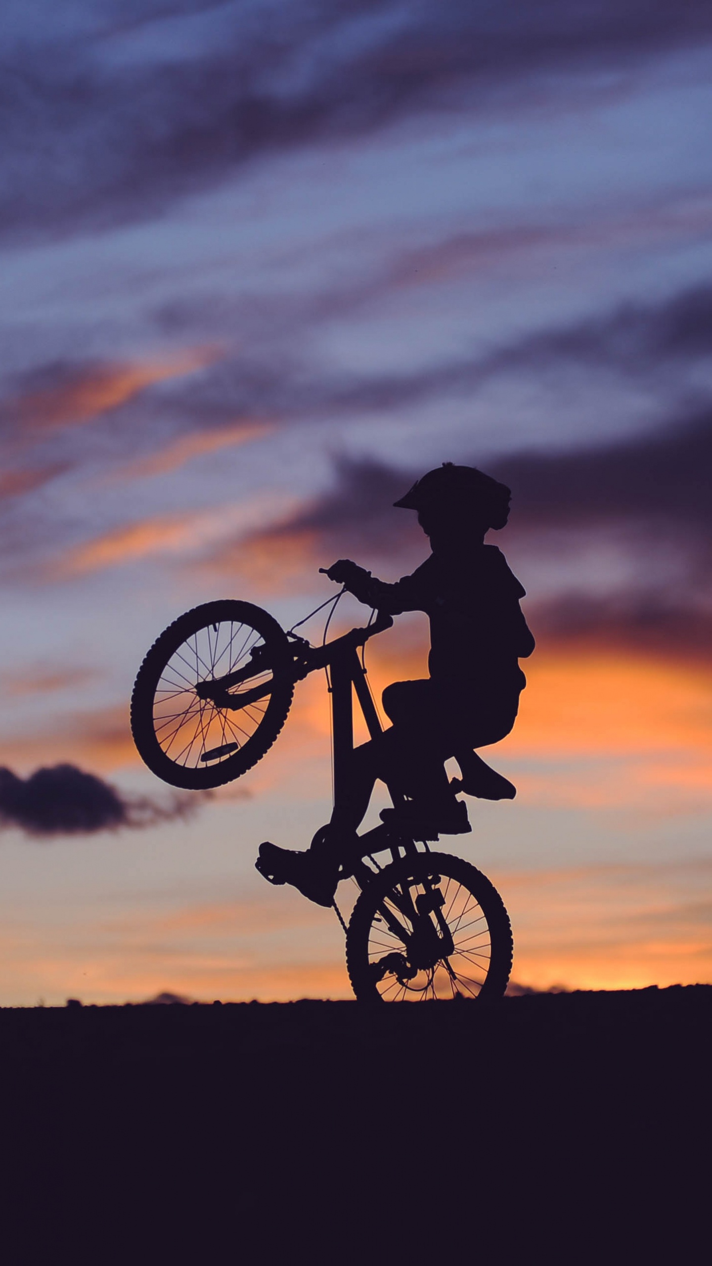 Silhouette D'homme Faisant du Vélo Pendant le Coucher du Soleil. Wallpaper in 1440x2560 Resolution