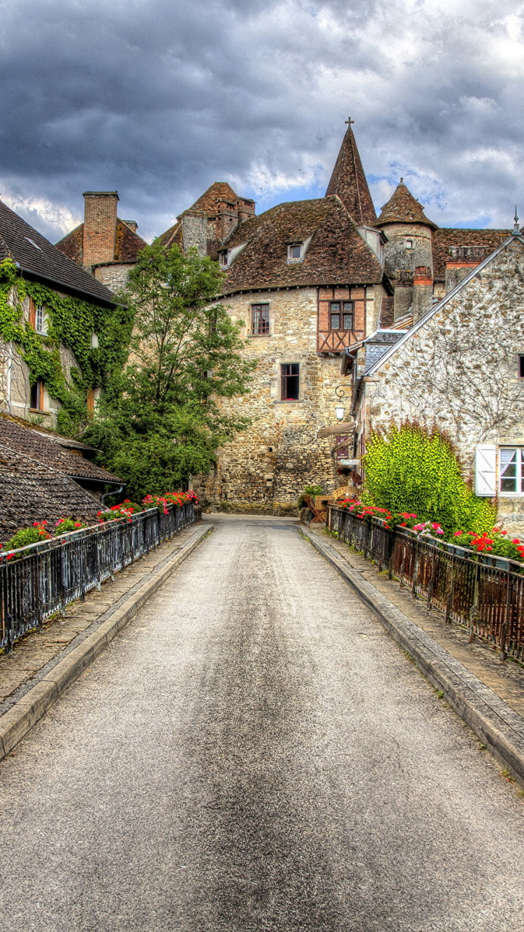 Route en Béton Gris Entre Les Maisons Sous un Ciel Nuageux Blanc Pendant la Journée. Wallpaper in 750x1334 Resolution