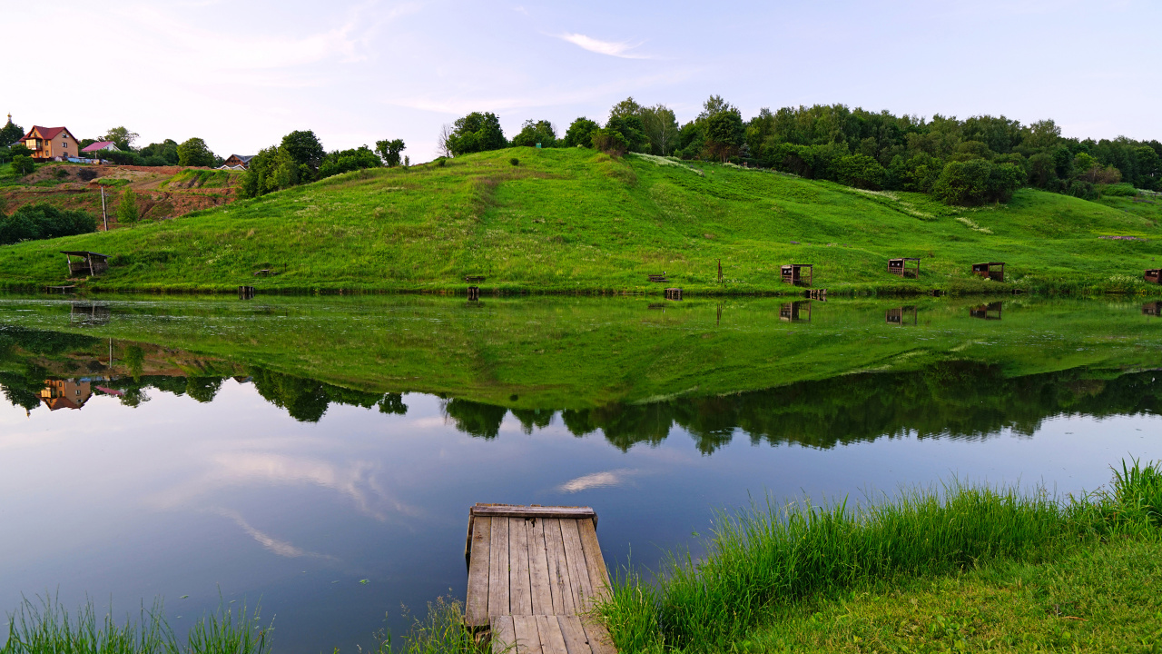 Quai en Bois Marron Sur Terrain D'herbe Verte Près du Lac Pendant la Journée. Wallpaper in 1280x720 Resolution