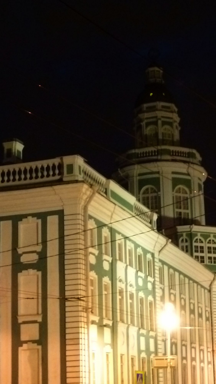 Weißes Betongebäude Während Der Nacht. Wallpaper in 720x1280 Resolution