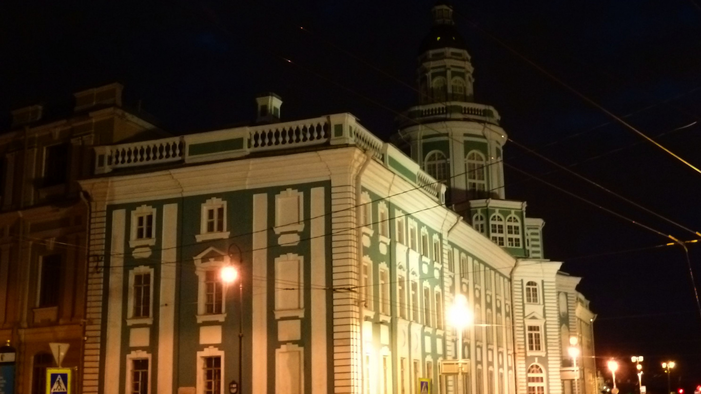Edificio de Hormigón Blanco Durante la Noche. Wallpaper in 1366x768 Resolution