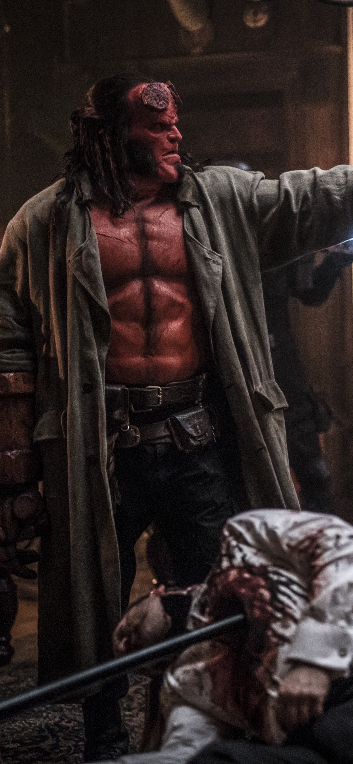 3 Hombres Sosteniendo Rifle de Pie en el Campo. Wallpaper in 1125x2436 Resolution