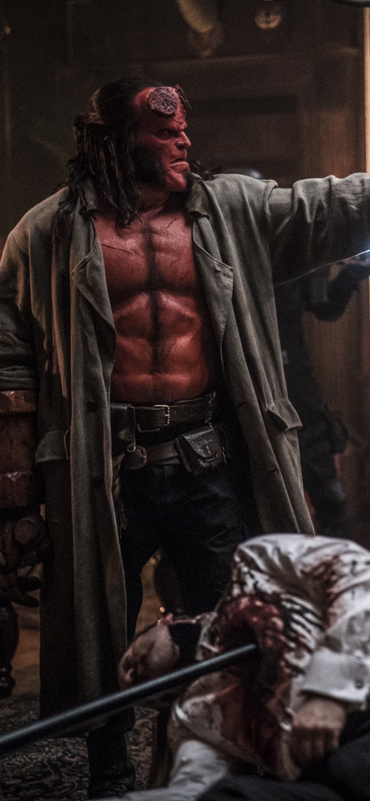 3 Hombres Sosteniendo Rifle de Pie en el Campo. Wallpaper in 1242x2688 Resolution