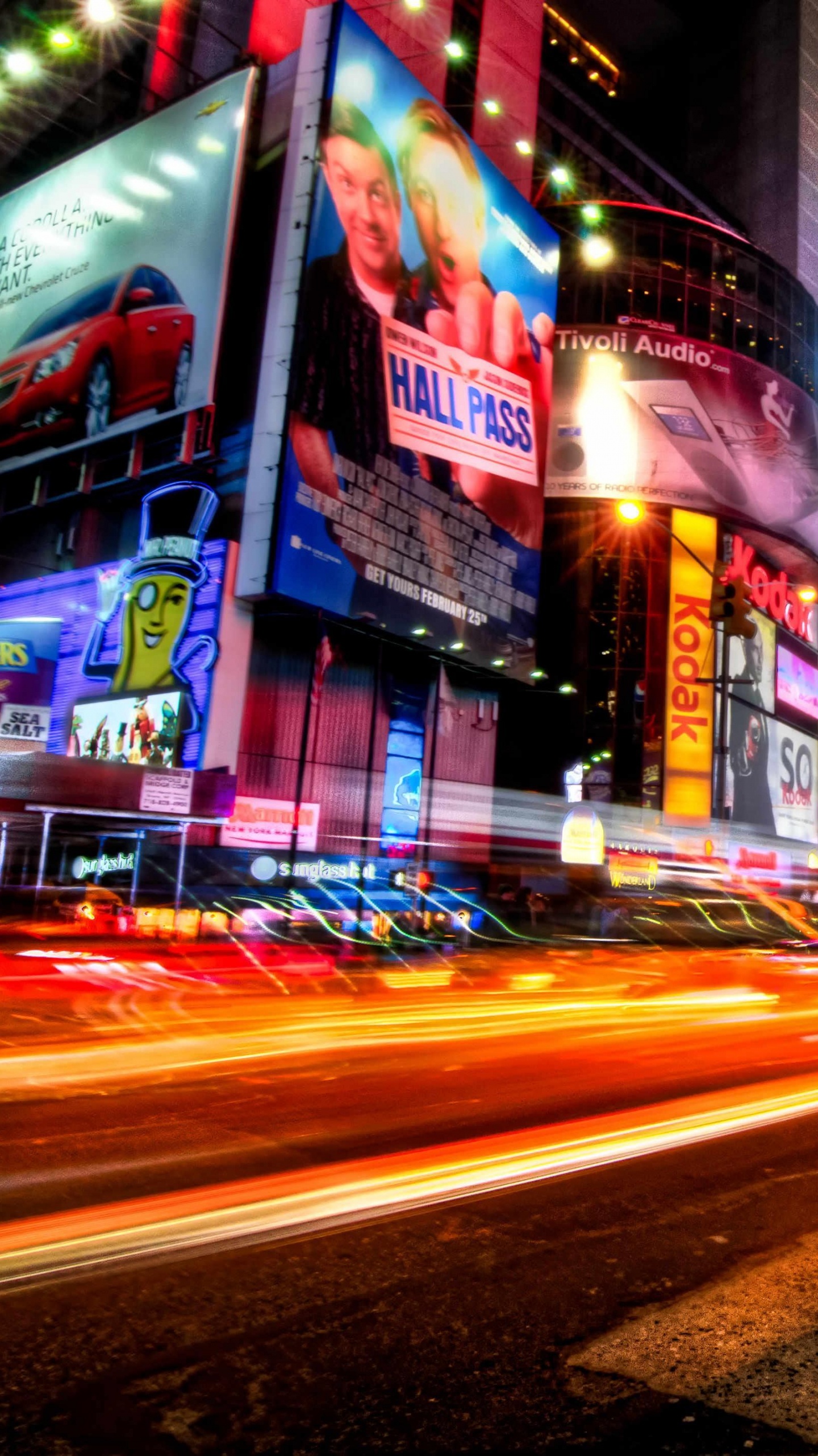 Voitures Sur Route Près Des Bâtiments Pendant la Nuit. Wallpaper in 1440x2560 Resolution