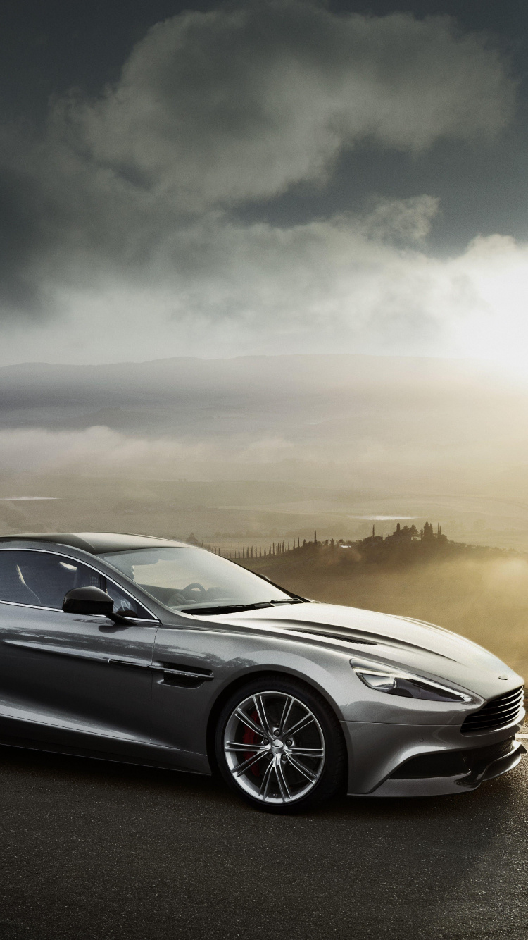 Graues Mercedes-benz-coupé Unterwegs Bei Sonnenuntergang. Wallpaper in 750x1334 Resolution