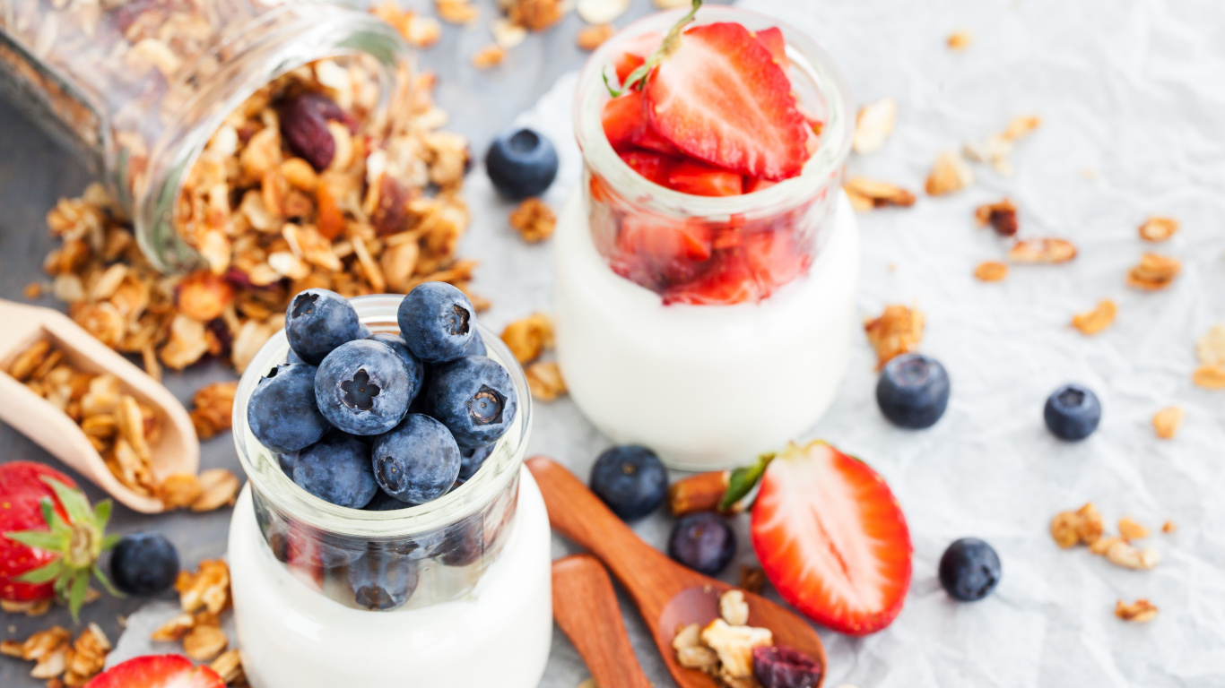 Crème Blanche Avec Des Baies Rouges et Bleues Sur le Dessus. Wallpaper in 1366x768 Resolution