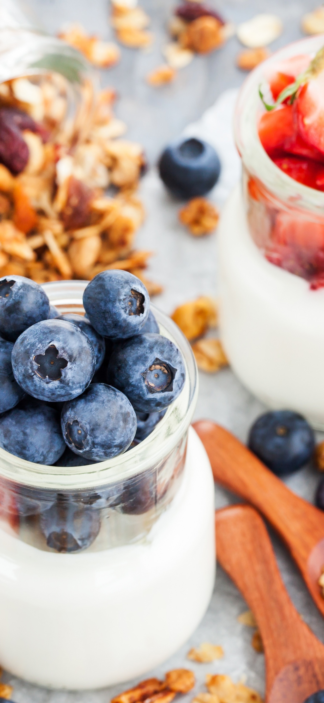 Crema Blanca Con Frutos Rojos y Azules en la Parte Superior. Wallpaper in 1242x2688 Resolution