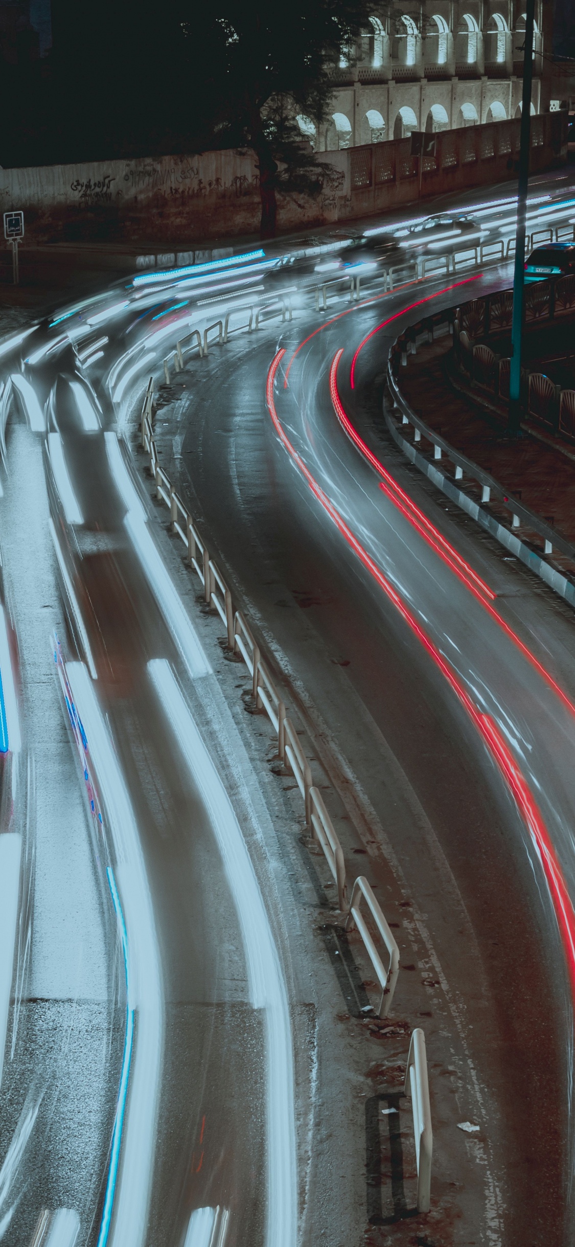 Photographie en Accéléré de Voitures Sur la Route Pendant la Nuit. Wallpaper in 1125x2436 Resolution