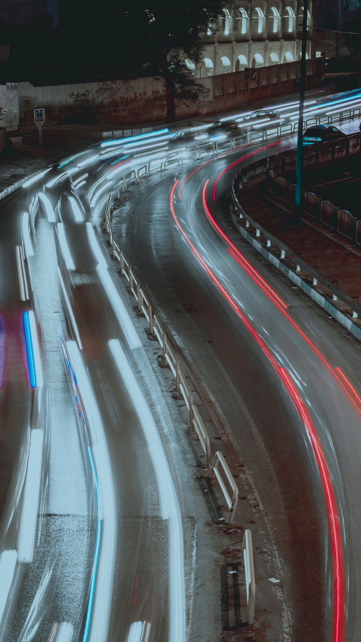 Photographie en Accéléré de Voitures Sur la Route Pendant la Nuit. Wallpaper in 720x1280 Resolution