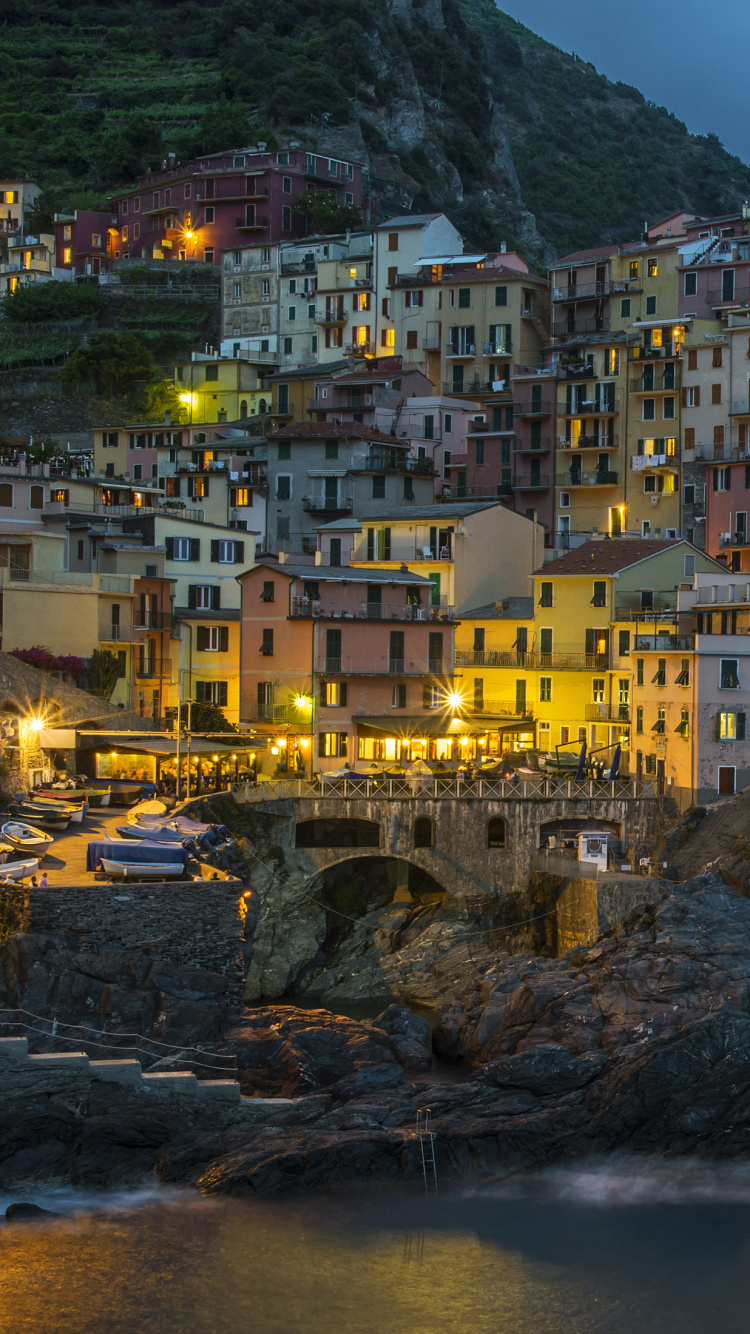 Weiße Und Braune Betongebäude in Der Nähe Von Gewässern Tagsüber. Wallpaper in 750x1334 Resolution