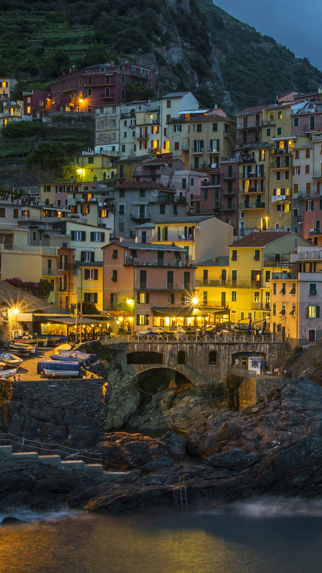 Edificios de Hormigón Blanco y Marrón Cerca Del Cuerpo de Agua Durante el Día. Wallpaper in 1080x1920 Resolution