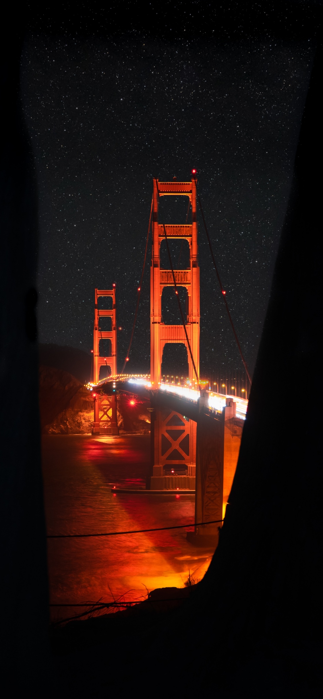 Puente Golden Gate Durante la Noche. Wallpaper in 1125x2436 Resolution