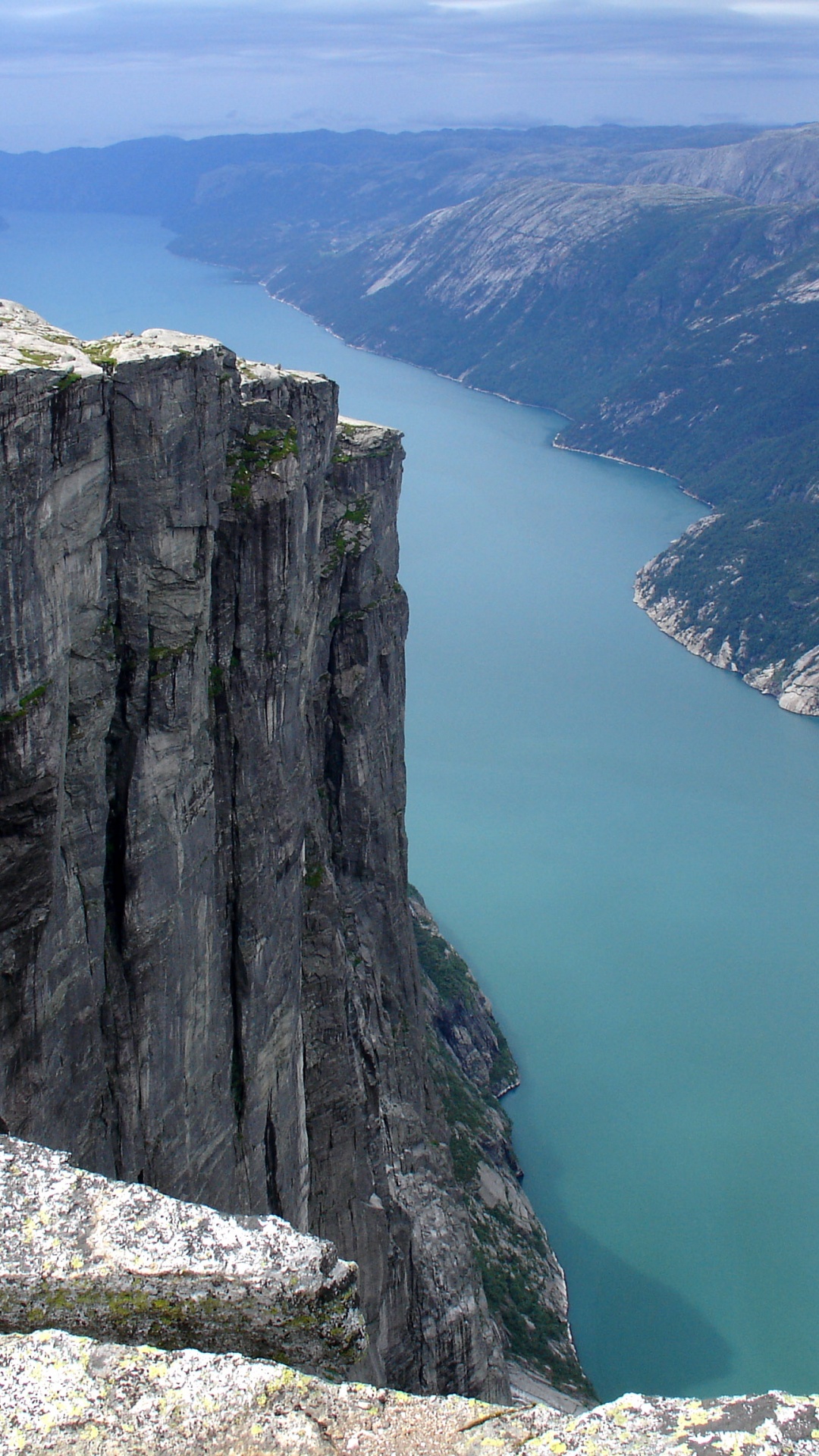 Montaña Rocosa Gris Junto al Río Durante el Día. Wallpaper in 1080x1920 Resolution