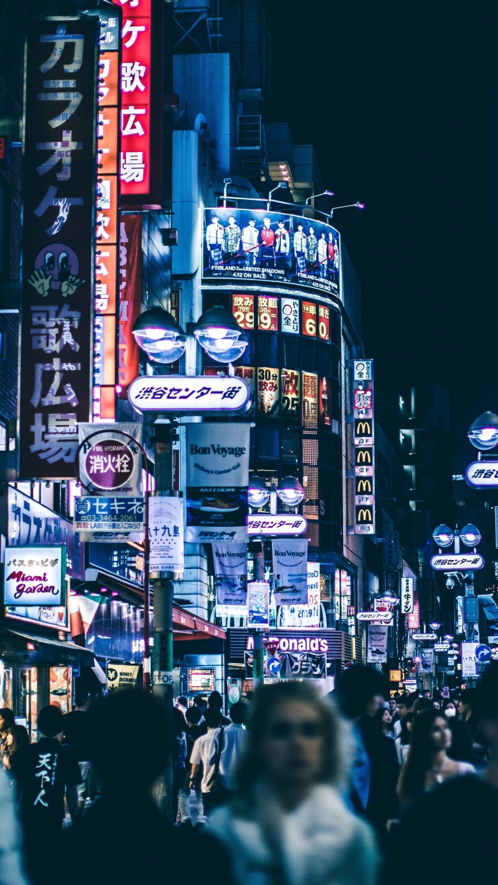 Leute, Die Nachts Auf Der Straße Gehen. Wallpaper in 720x1280 Resolution