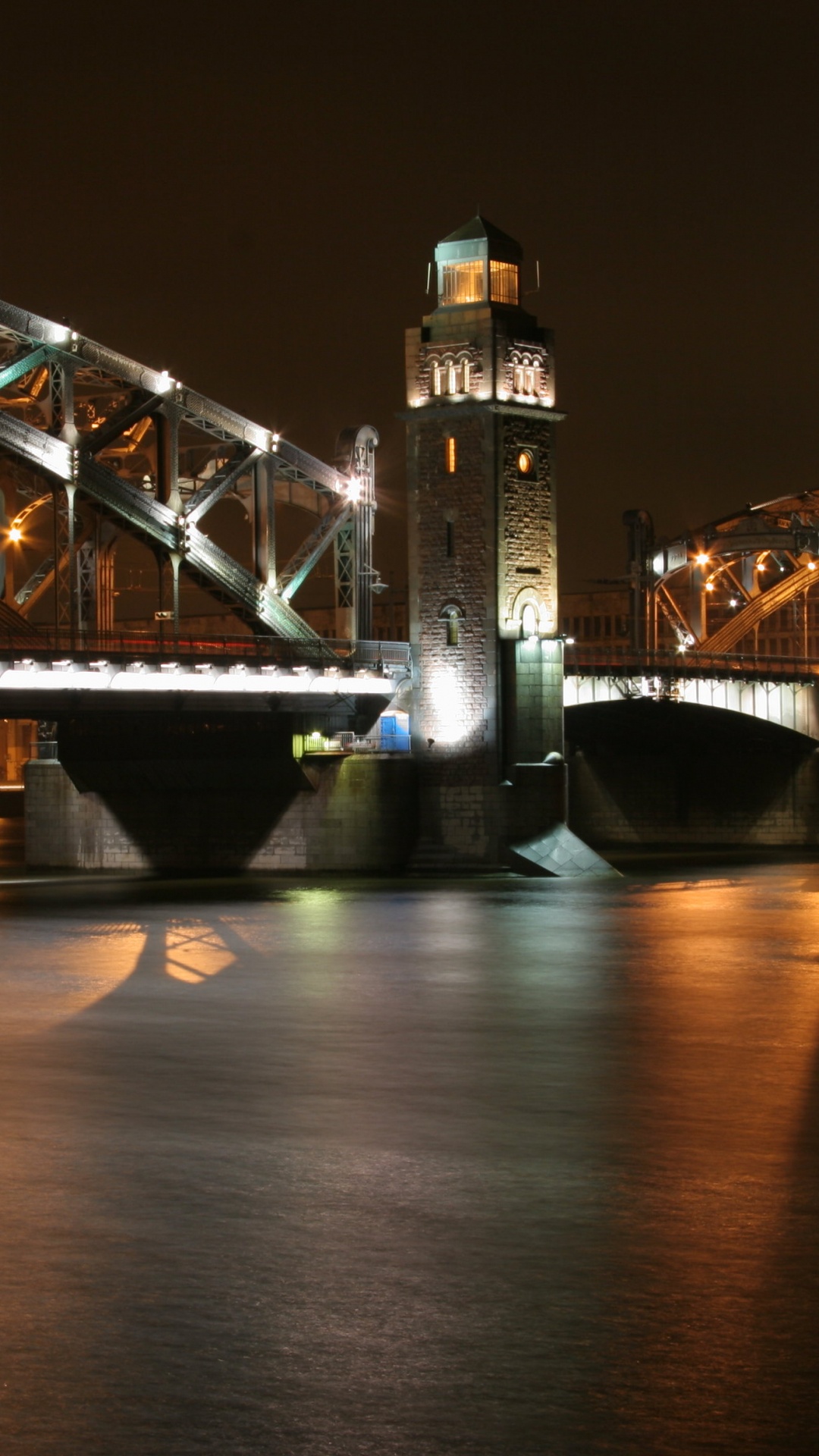 Puente Iluminado Sobre el Agua Durante la Noche. Wallpaper in 1080x1920 Resolution