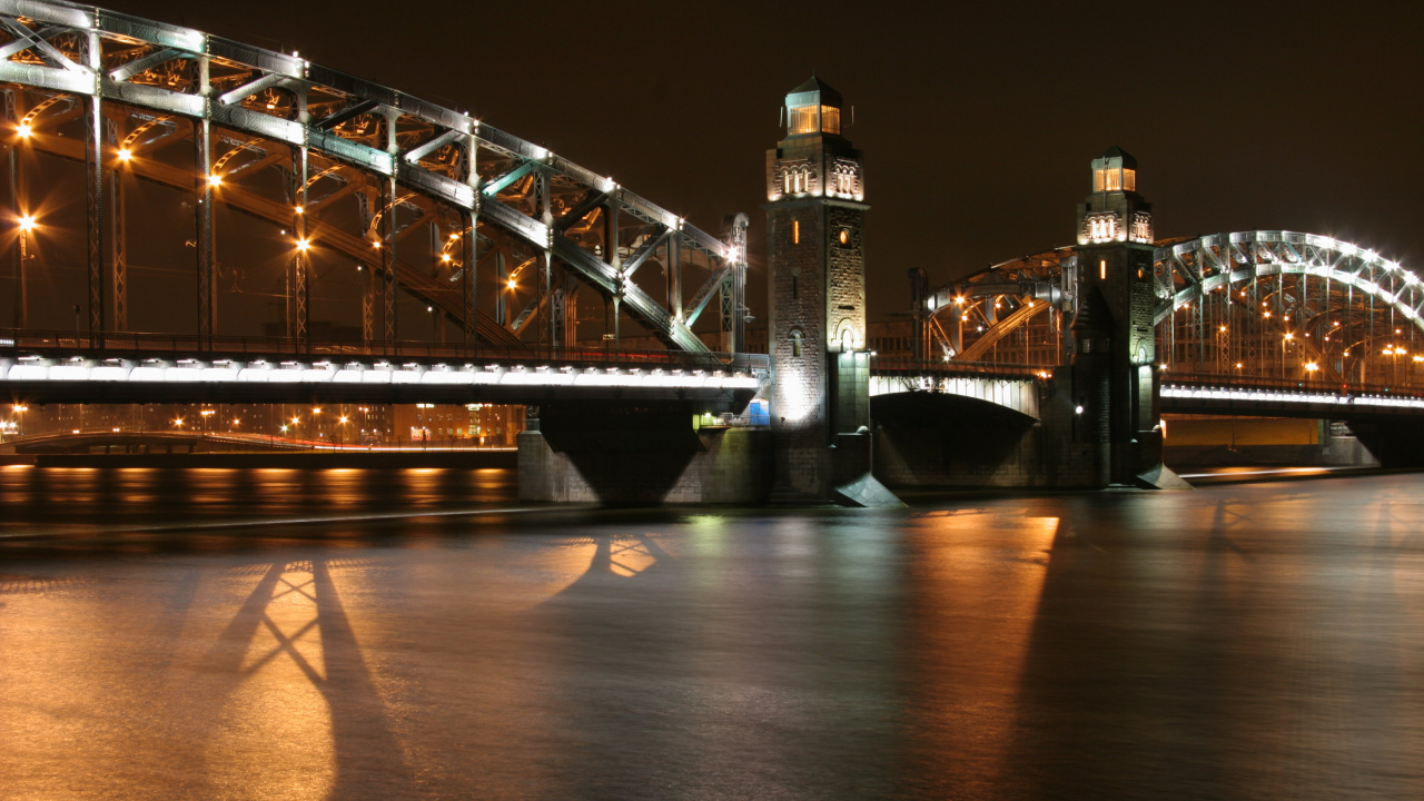 Puente Iluminado Sobre el Agua Durante la Noche. Wallpaper in 1280x720 Resolution