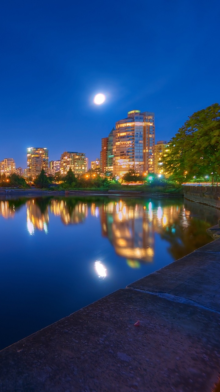 Luces de la Ciudad Encendidas Durante la Noche. Wallpaper in 720x1280 Resolution