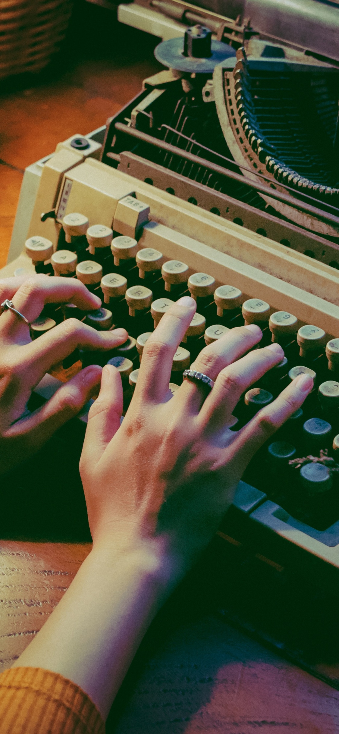 Person Mit Schreibmaschine Auf Tisch. Wallpaper in 1125x2436 Resolution