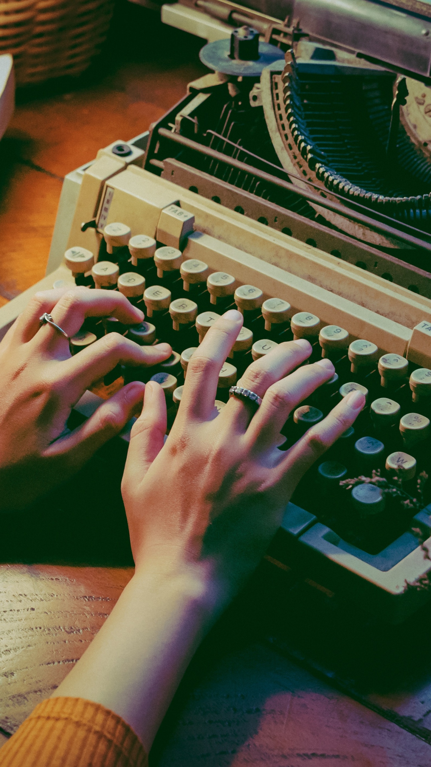 Person Mit Schreibmaschine Auf Tisch. Wallpaper in 1440x2560 Resolution