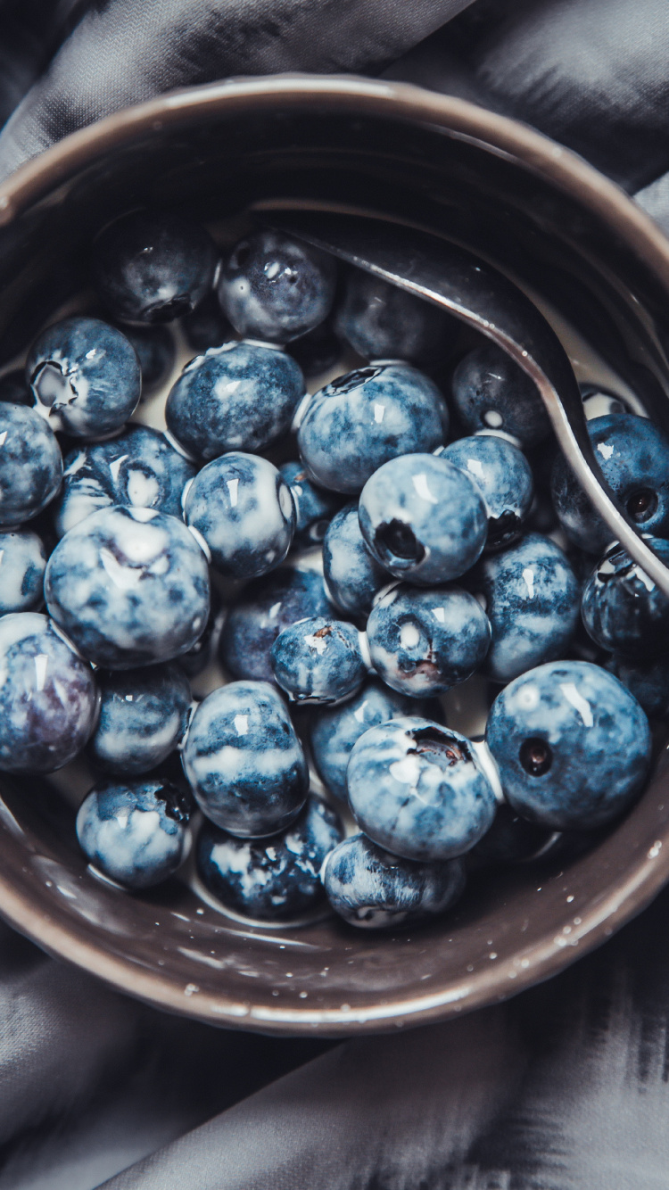 Blaue Beeren in Brauner Keramikschale. Wallpaper in 750x1334 Resolution