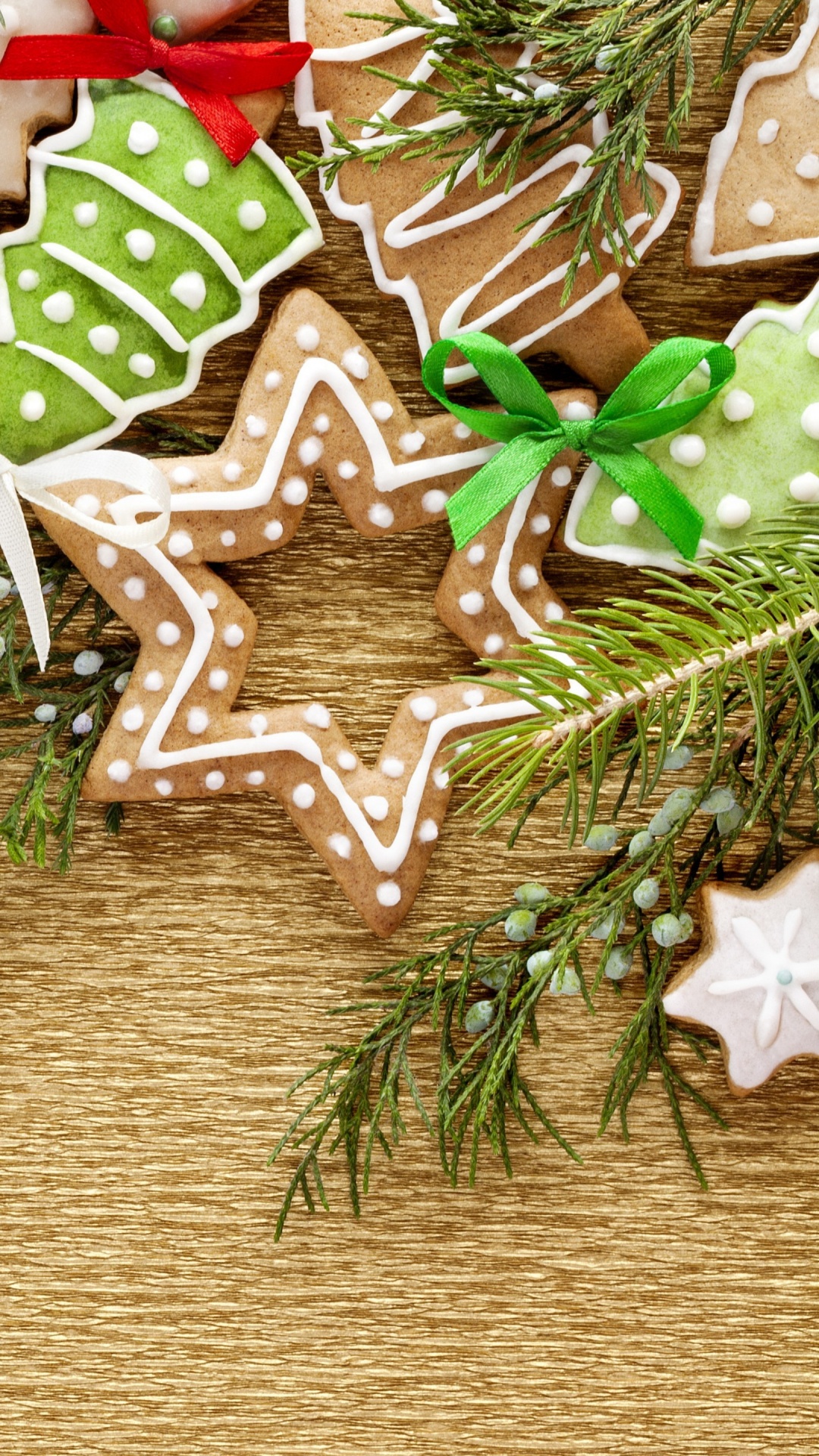 Grün-weißer Weihnachtsbaum Mit Kugeln. Wallpaper in 1080x1920 Resolution