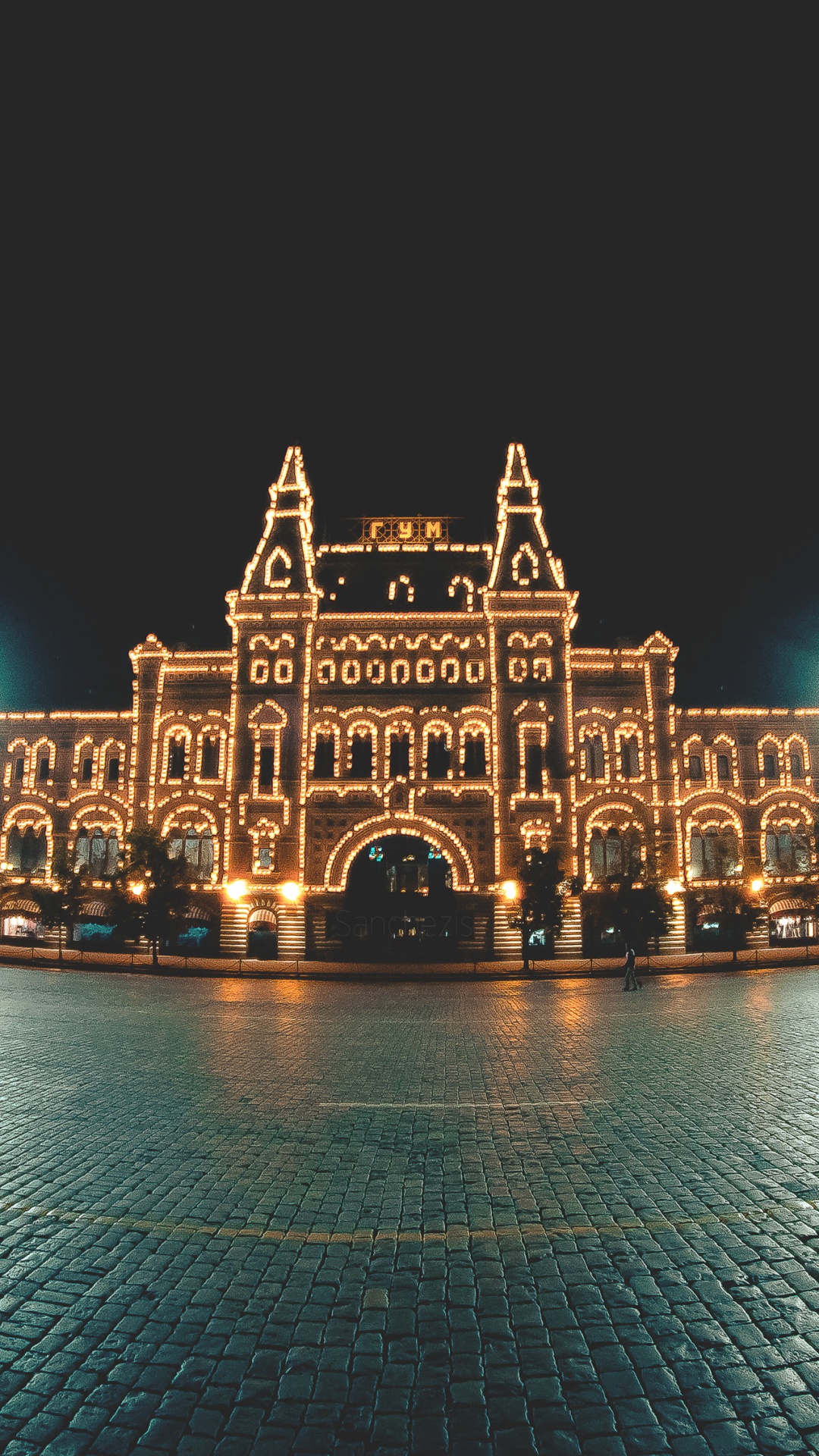 Braunes Betongebäude in Der Nacht. Wallpaper in 1080x1920 Resolution