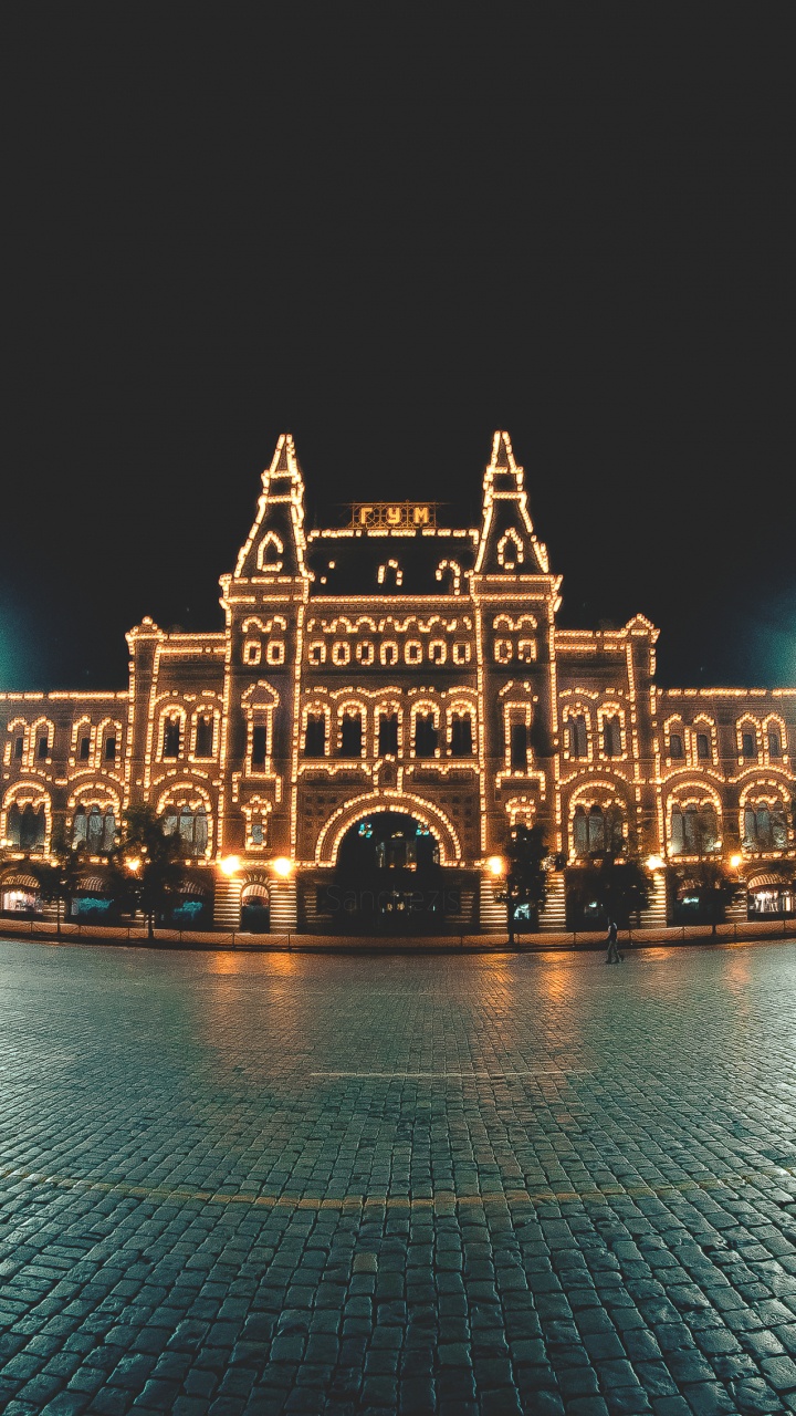 Braunes Betongebäude in Der Nacht. Wallpaper in 720x1280 Resolution