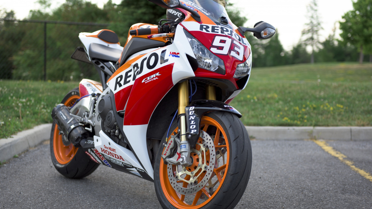 Red and White Honda Sports Bike on Road During Daytime. Wallpaper in 1280x720 Resolution